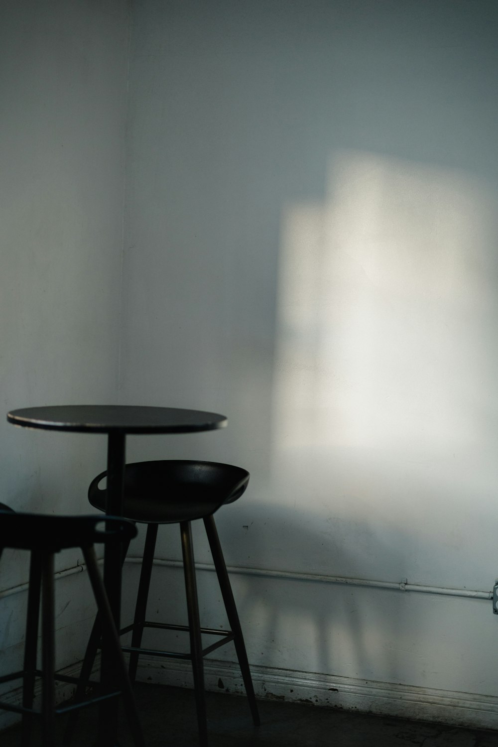 a table and two stools in a room