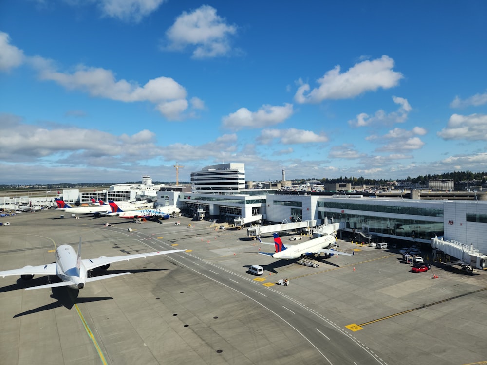 un grande aereo di linea seduto in cima alla pista di un aeroporto