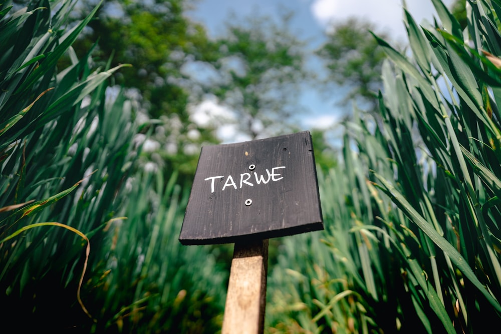 a wooden sign that says tarwe on it