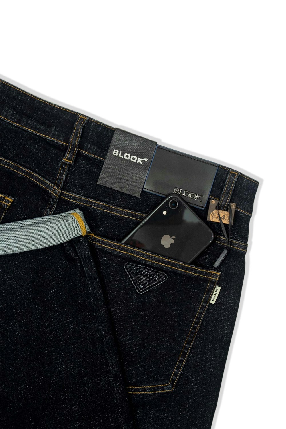 une paire de jeans avec un téléphone portable qui dépasse de la poche