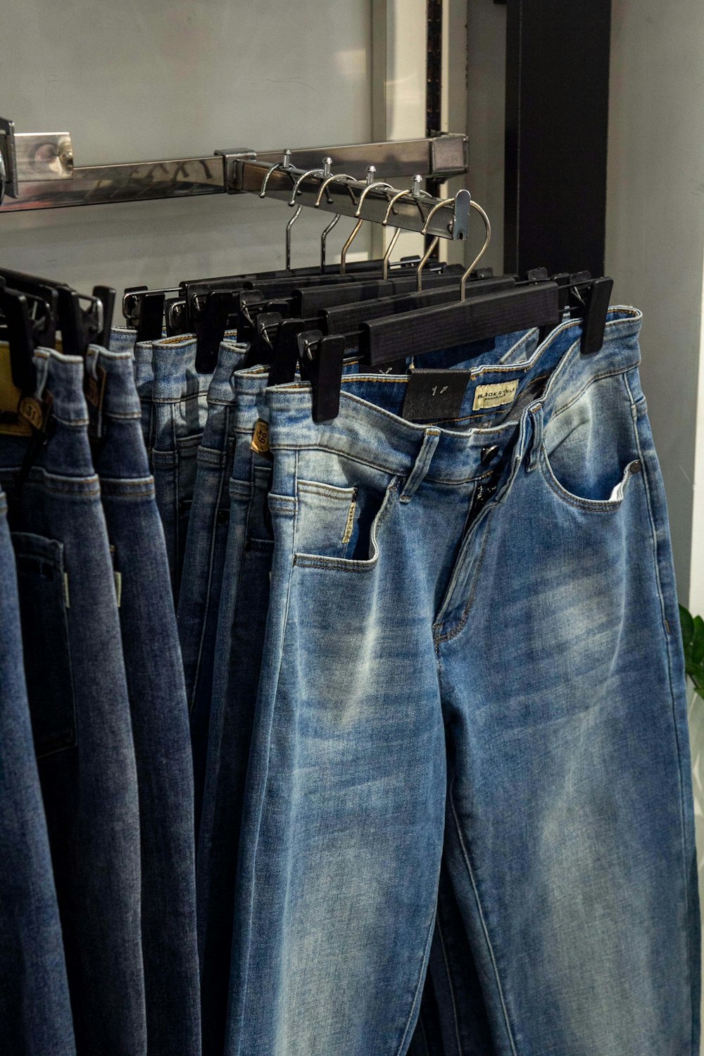 une paire de jeans accrochée à un porte-vêtements