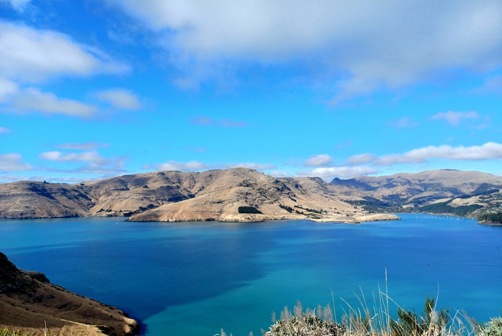 una gran masa de agua rodeada de montañas