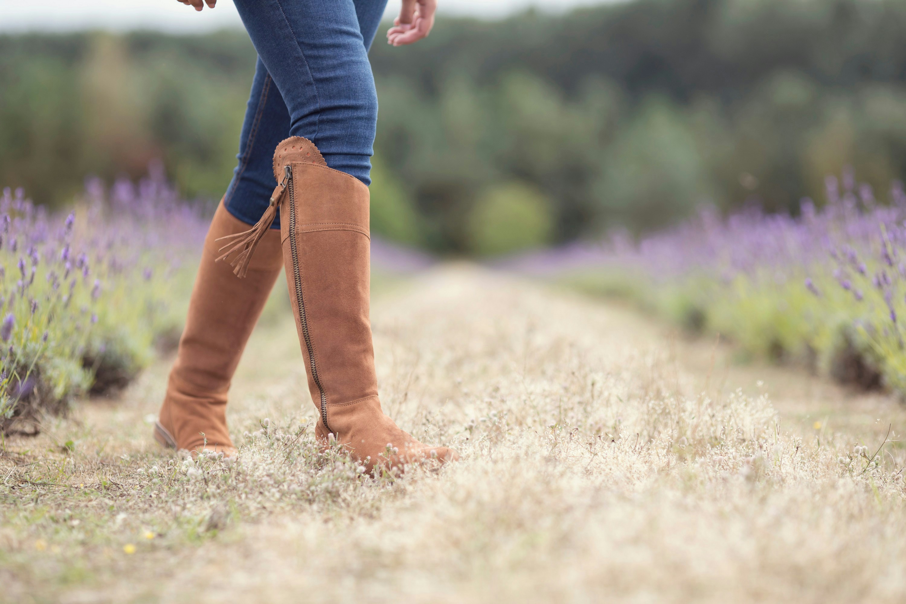 una mujer de pie en un campo de flores de lavanda