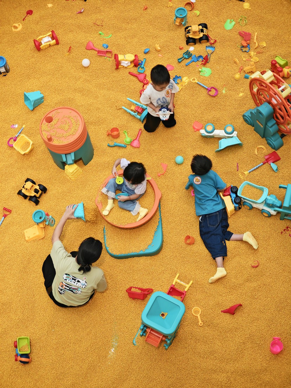 um grupo de crianças brincando em uma área de recreação