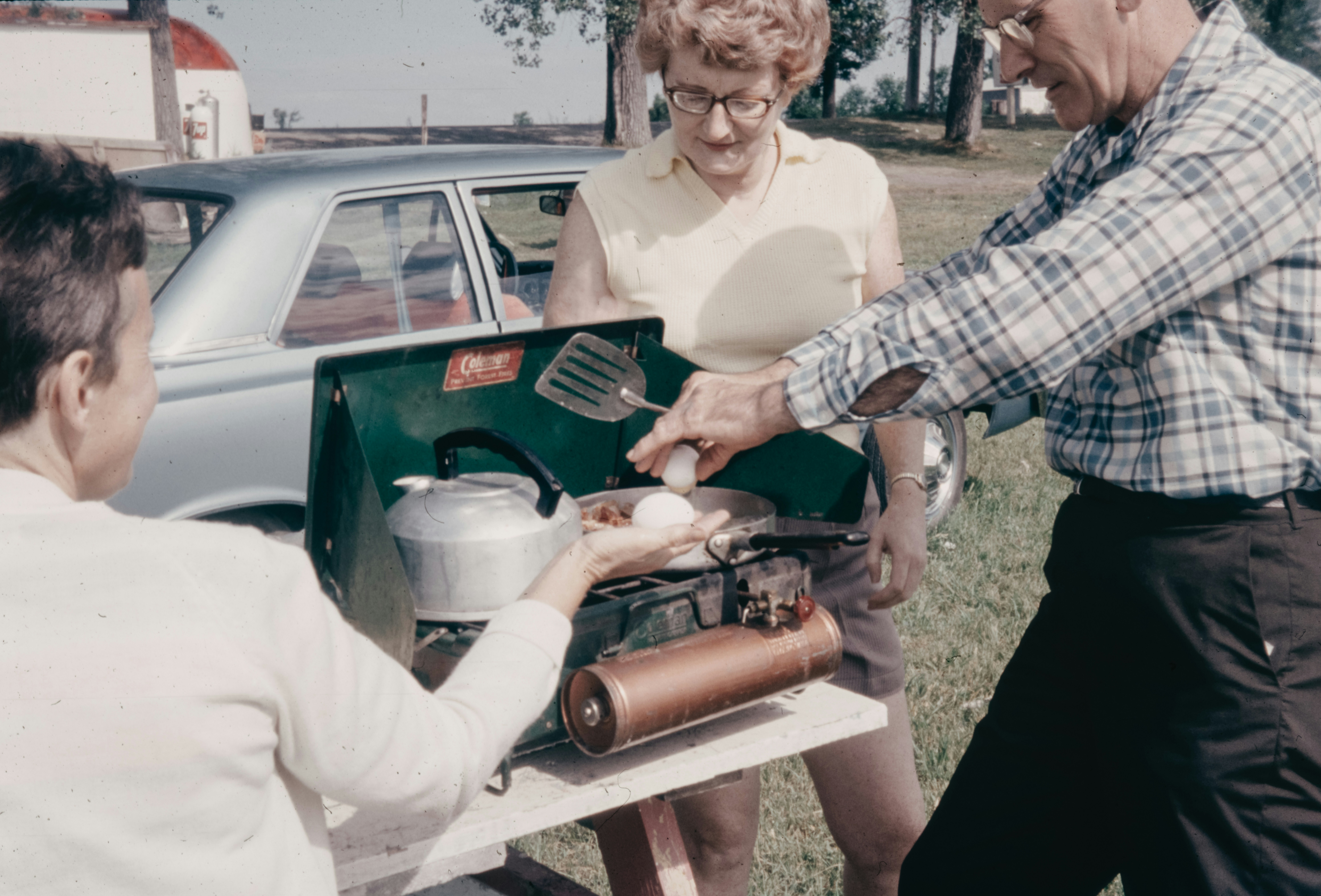 1960년대 명절 복장이 대세를 이루고 있습니다. 그 모습을 보는 방법은 다음과 같습니다