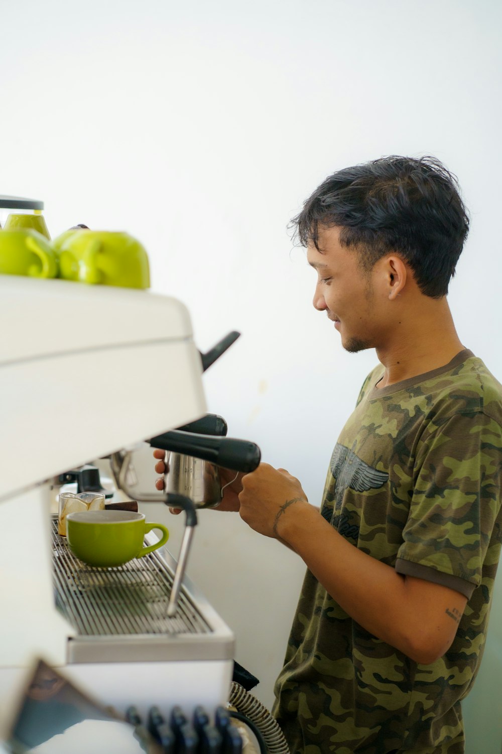 a man is using a coffee maker to make green apples