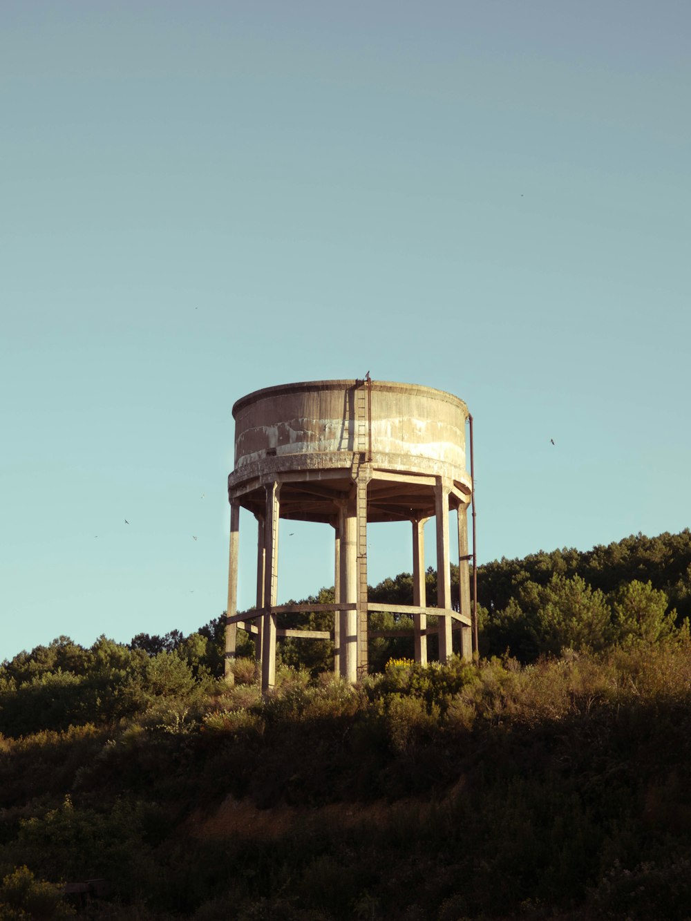 Ein Wasserturm auf einem Hügel