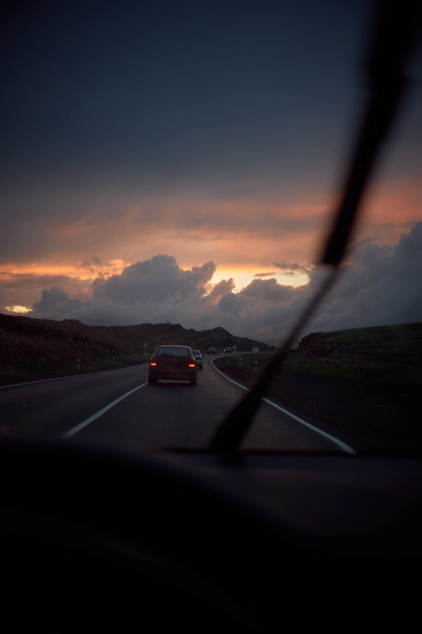 Gün batımında araç içinden görünen açık yol