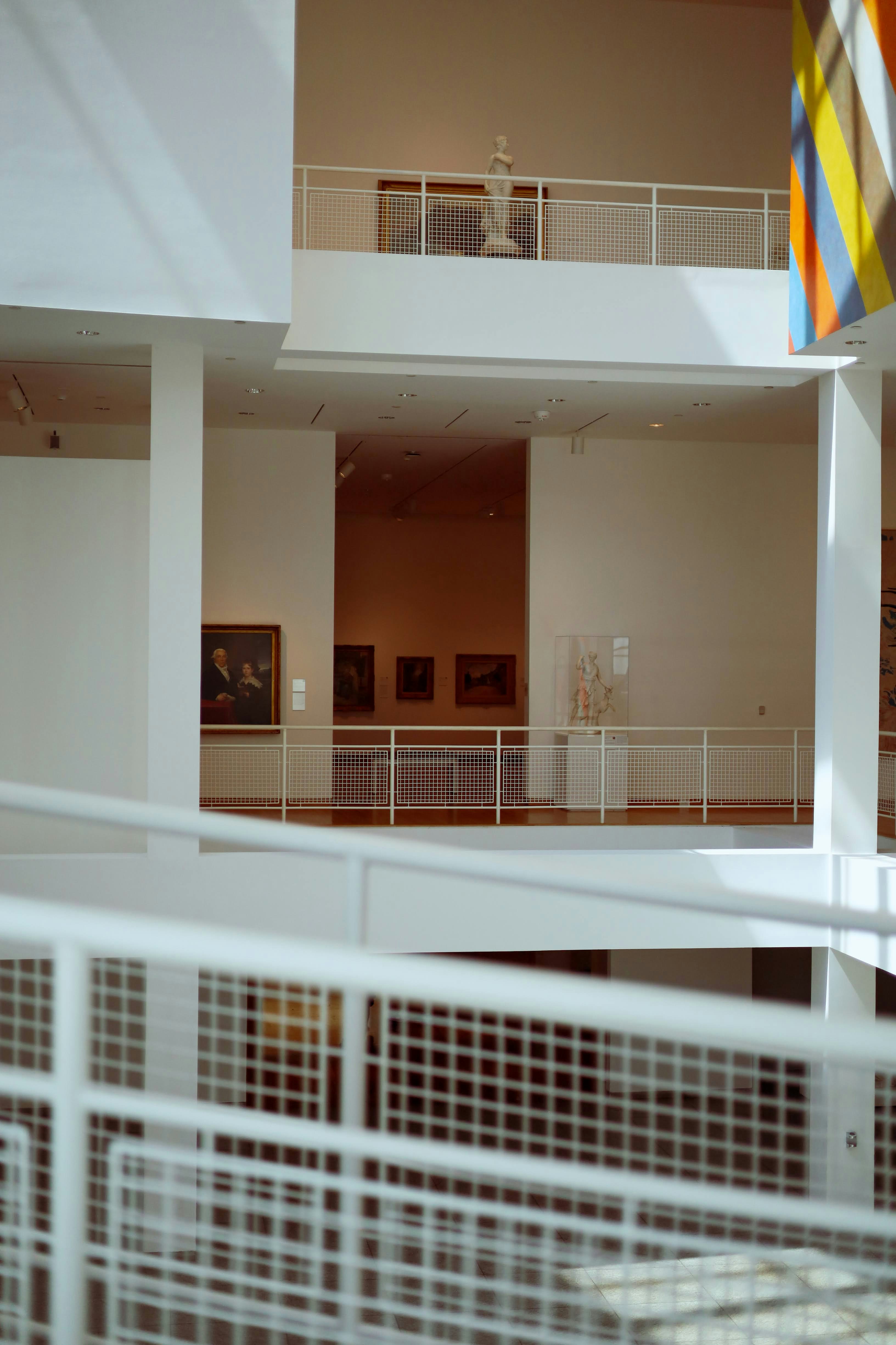 ein großes weißes Gebäude mit einer Flagge, die von der Decke hängt