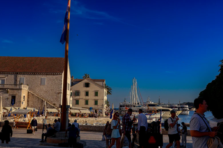 Mensen wandelen langs de haven van Hvar-stad in Kroatië