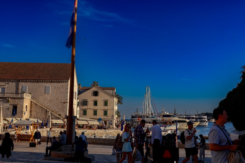 Mensen wandelen langs de haven van Hvar-stad in Kroatië