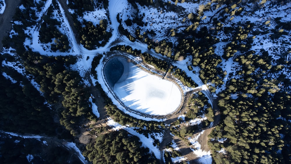 eine Luftaufnahme von schneebedeckten Bäumen und einem See