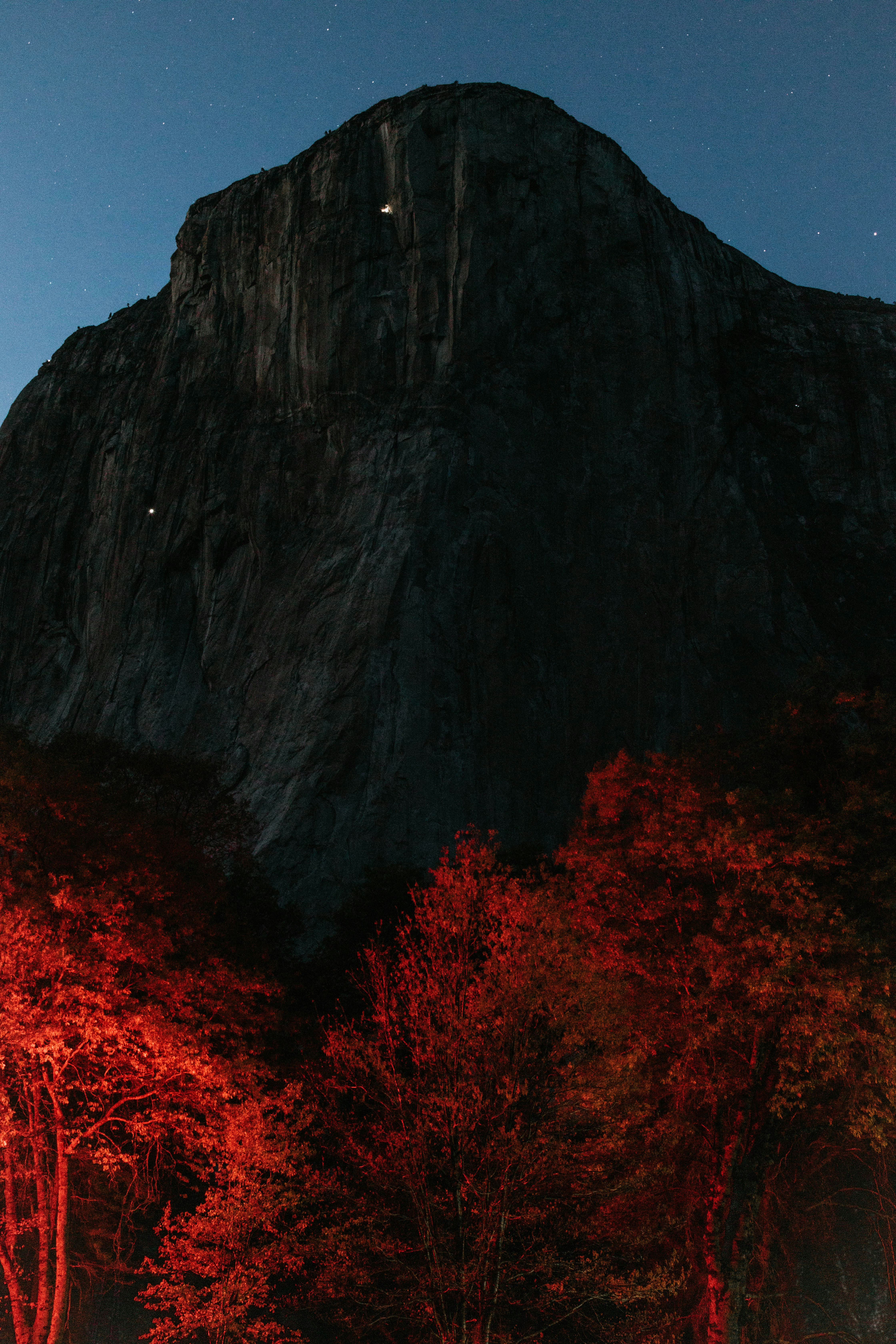 ein großer Berg mit einem roten Licht an der Seite