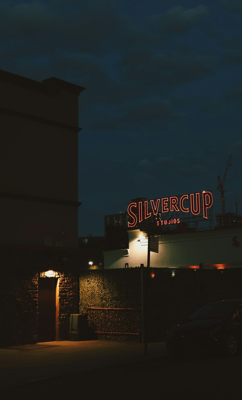 Um prédio com uma placa que diz Silvercup à noite