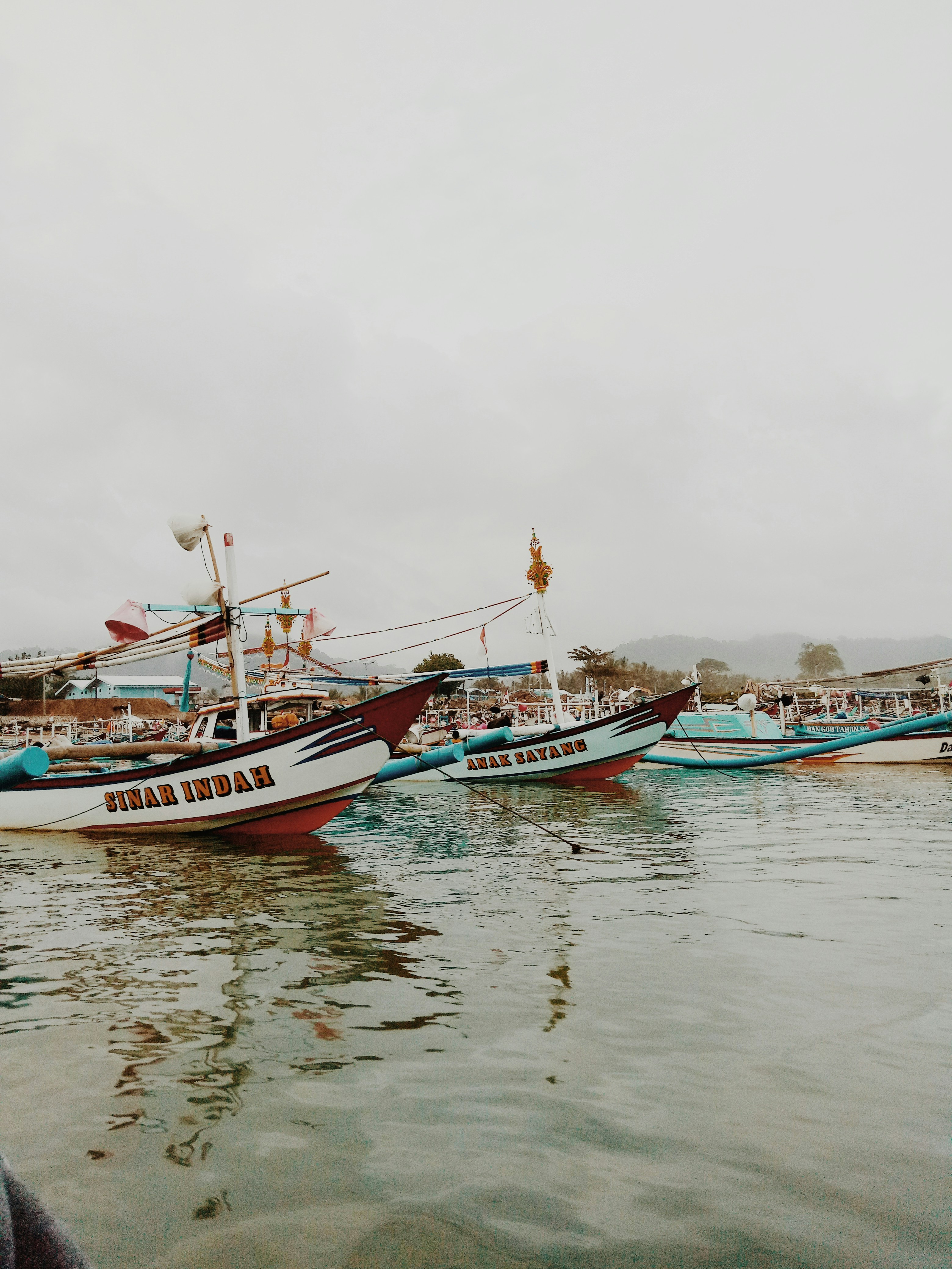 sekelompok perahu mengambang di atas badan air