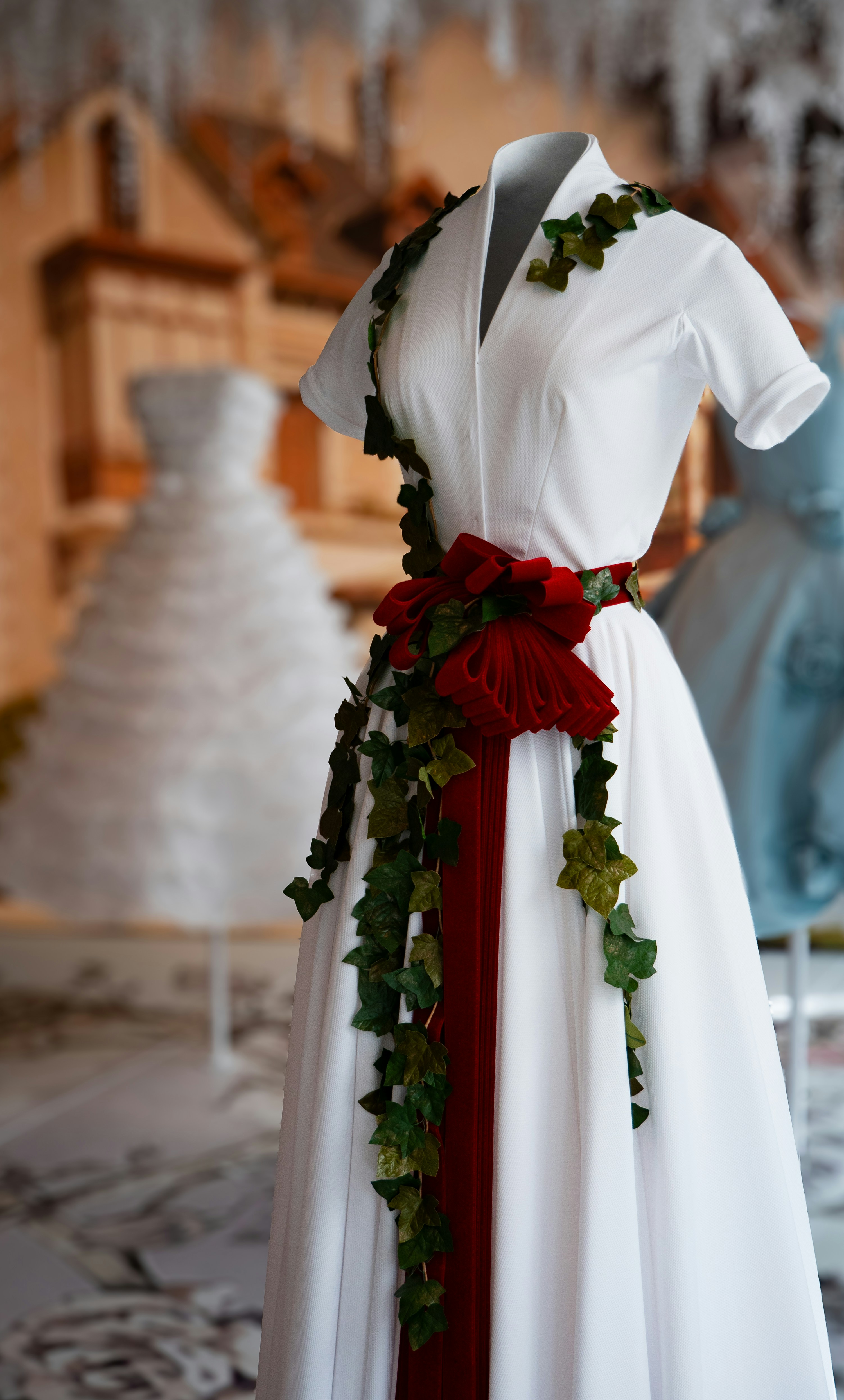 赤いリボンがついた白いドレス