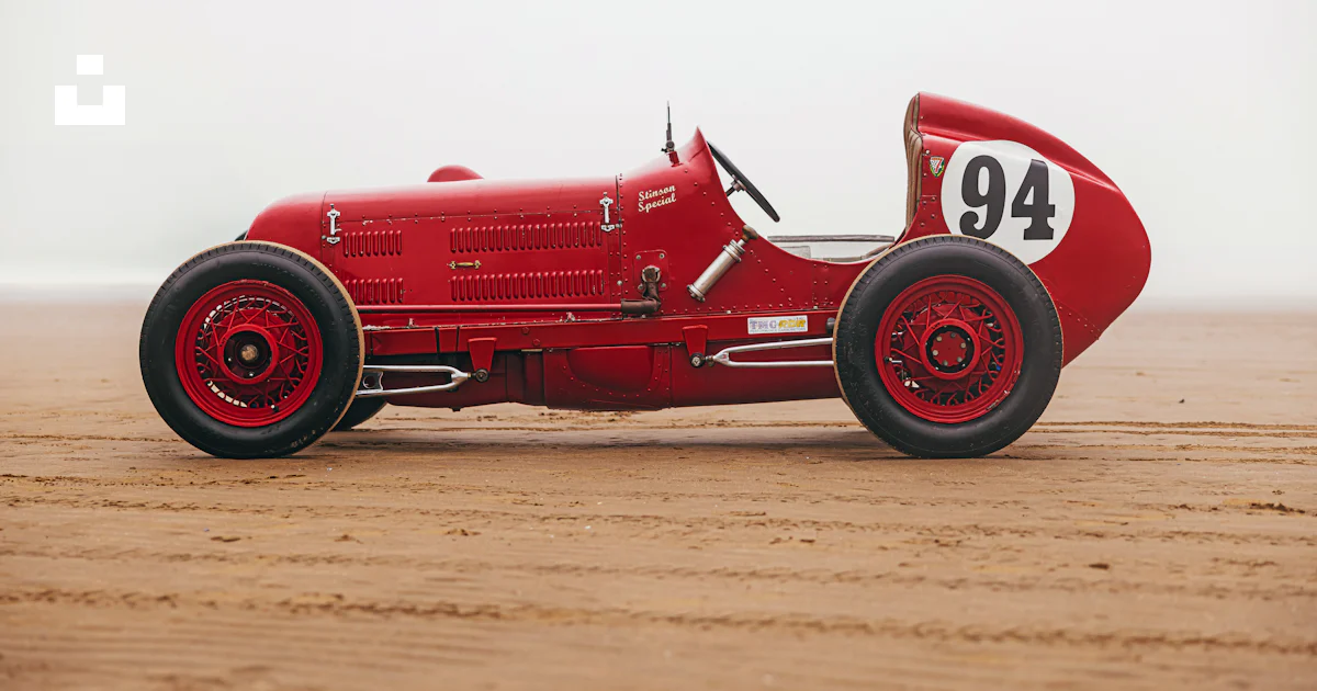 Ein roter Rennwagen, der auf einem Feldplatz steht Foto – Kostenloses ...