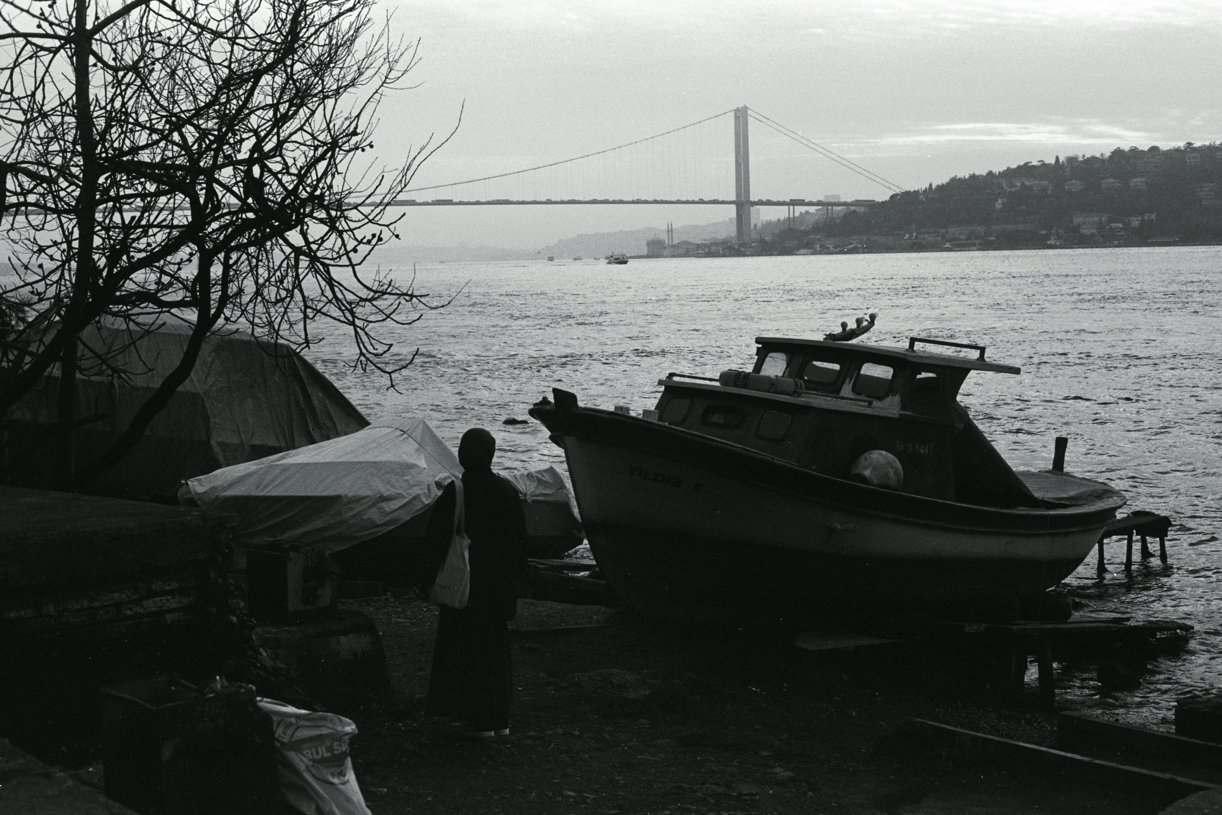 une photo en noir et blanc d’un bateau dans l’eau