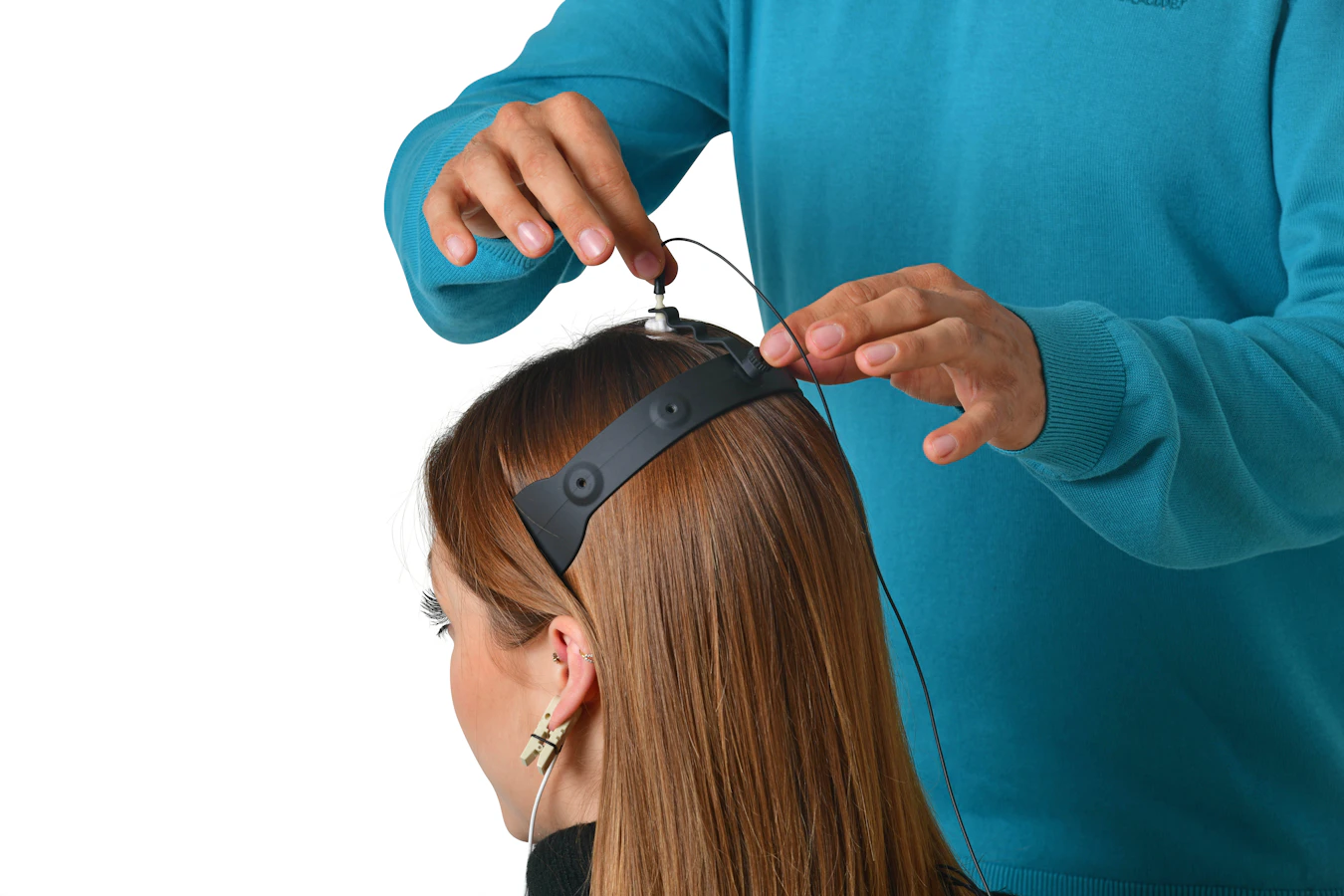 Flow Neuroscience FL-100 ships a shared Bluetooth credential in every unit
