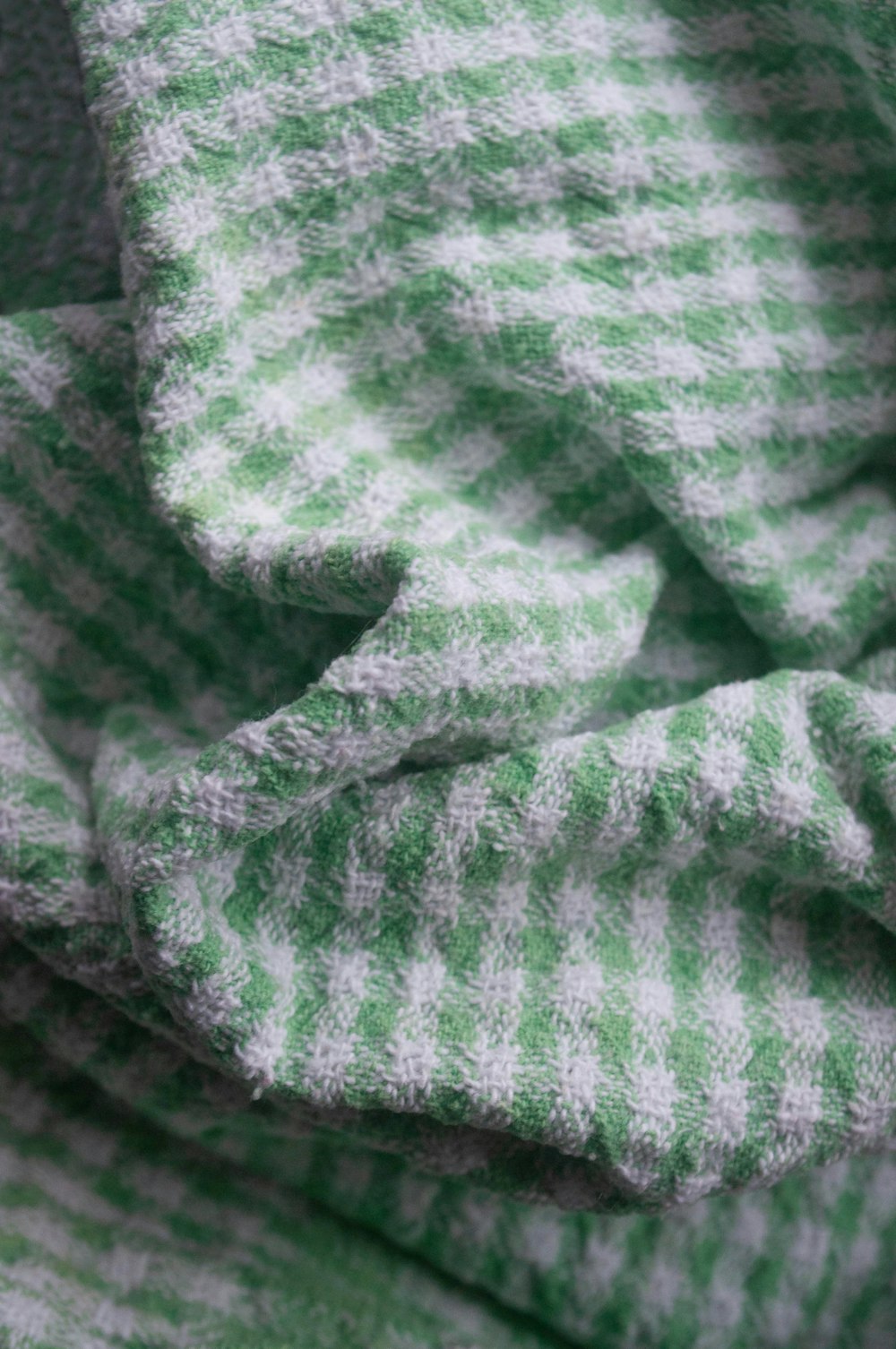 Eine Nahaufnahme einer grün-weißen Decke