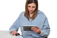 Reunion de travail autour d'une strategie digitale sur tablette