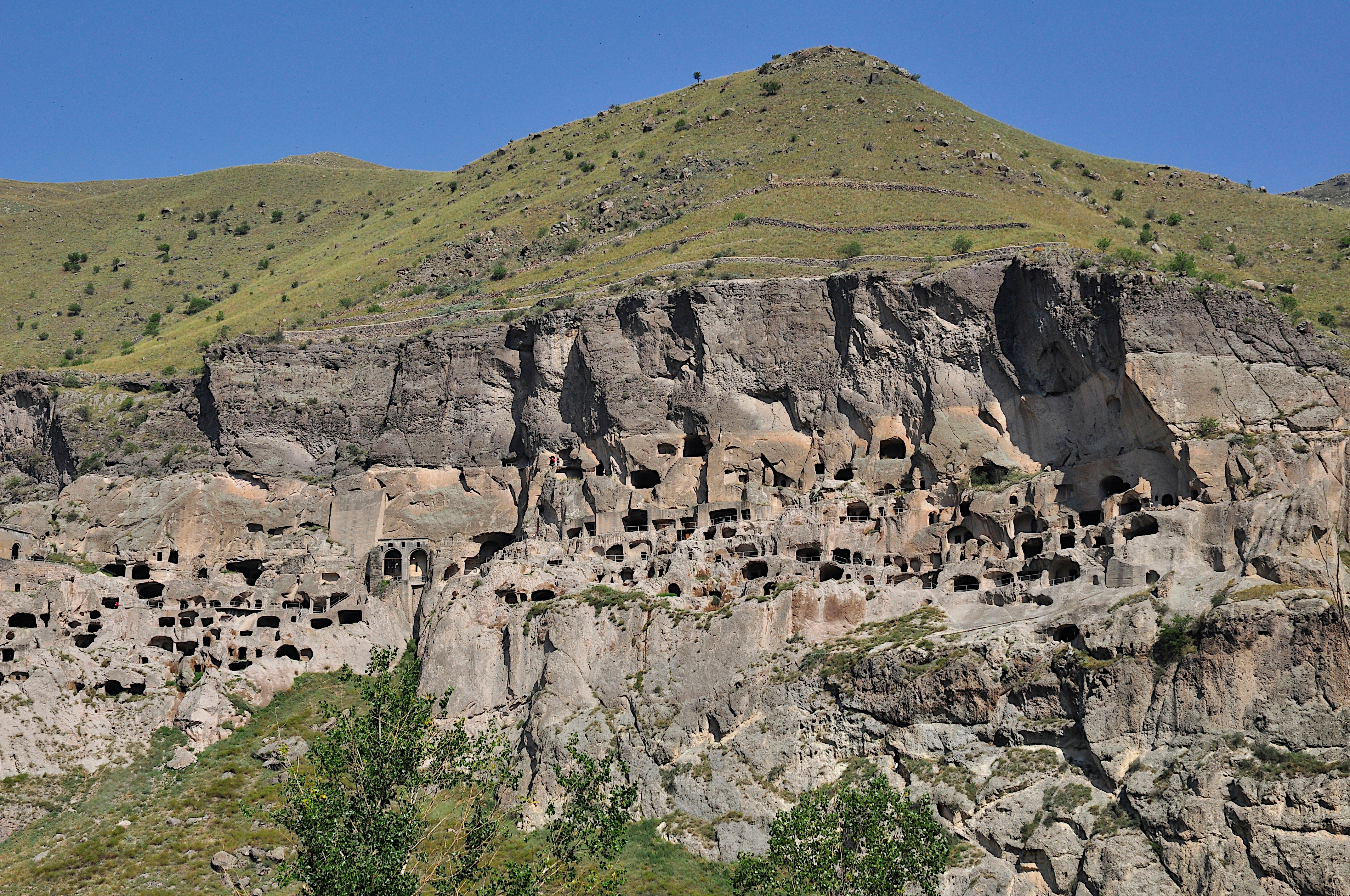 гора с кучей дыр в ней