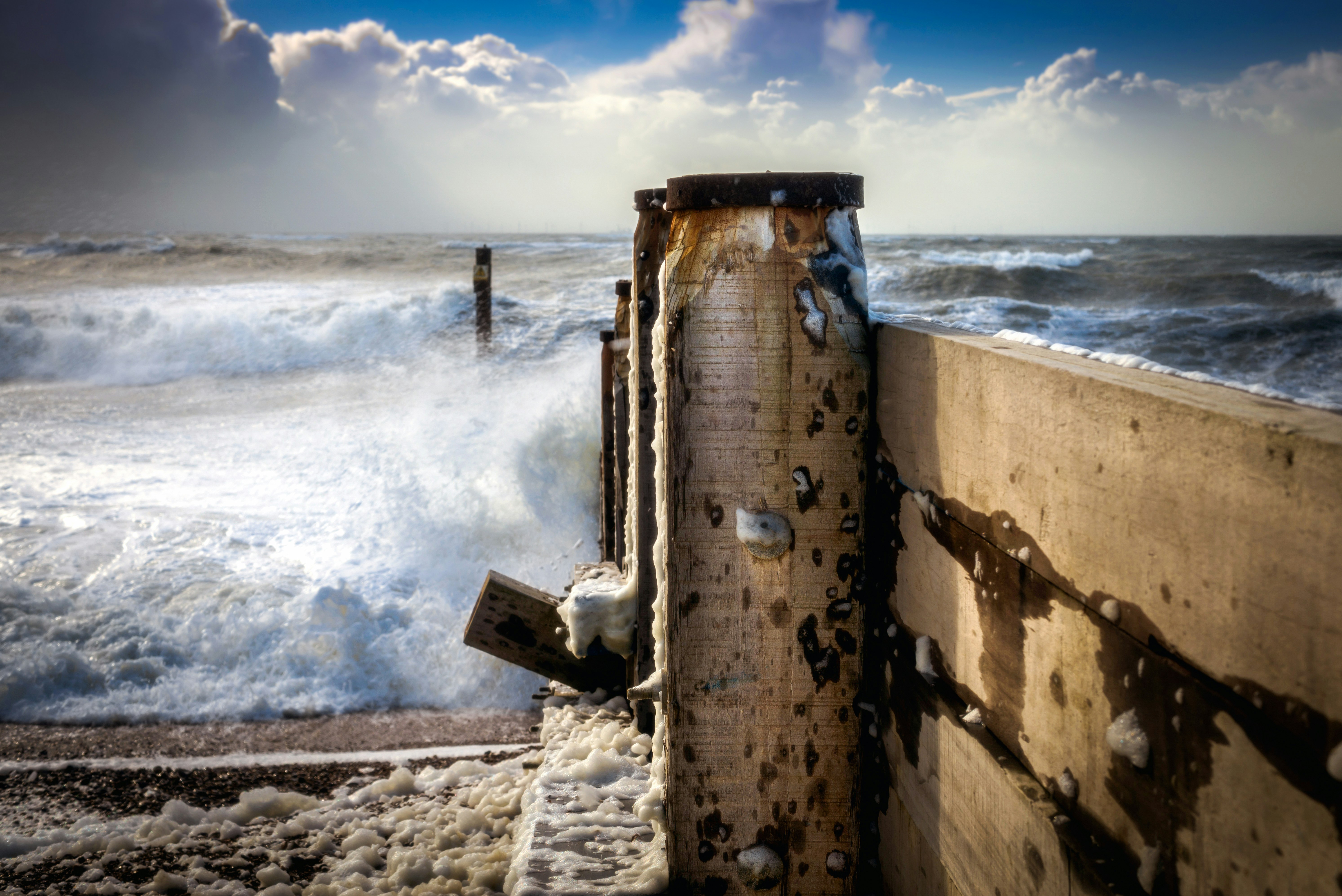 Blick auf das Meer von einem Pier aus