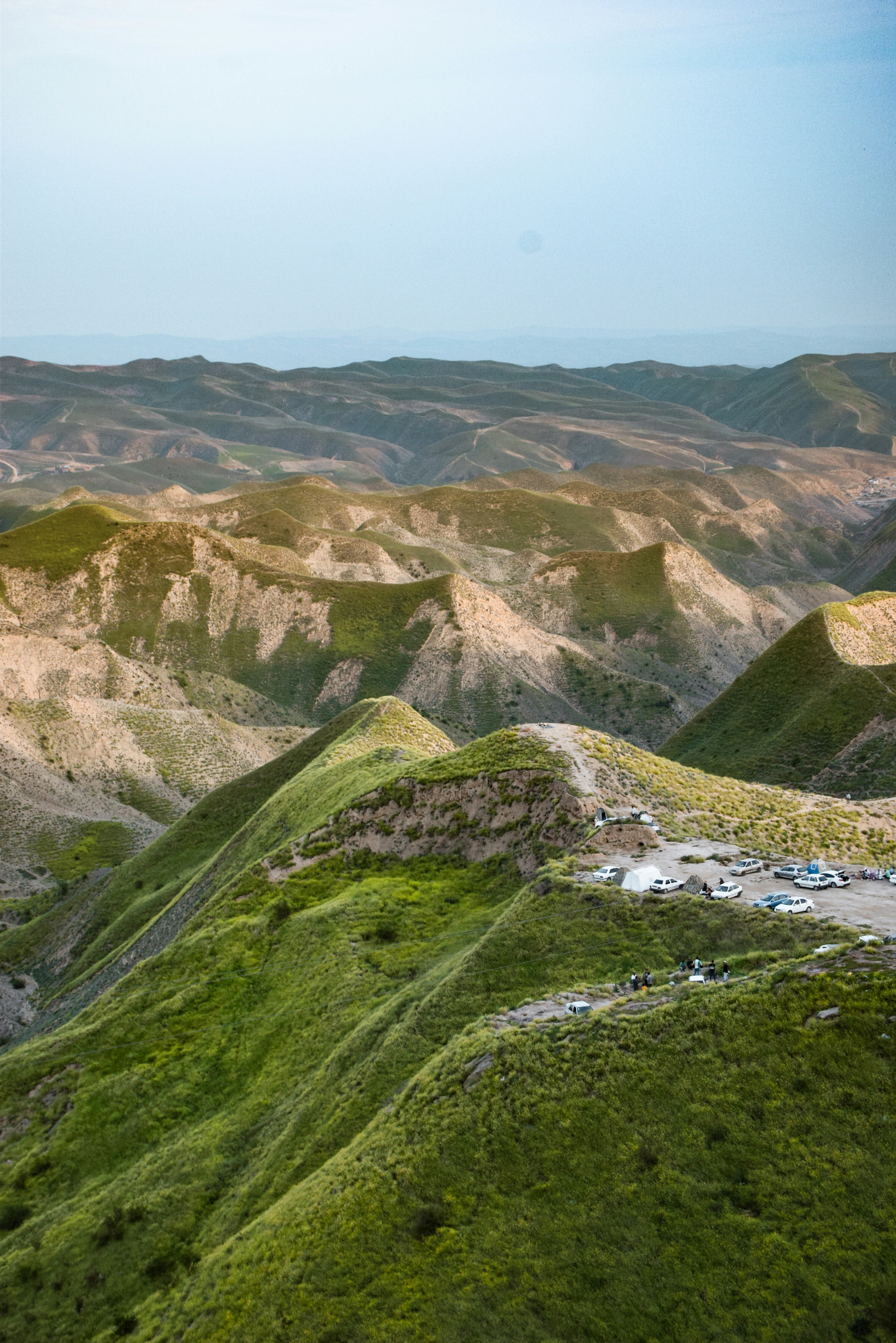 Una vista panorámica de un valle con montañas al fondo