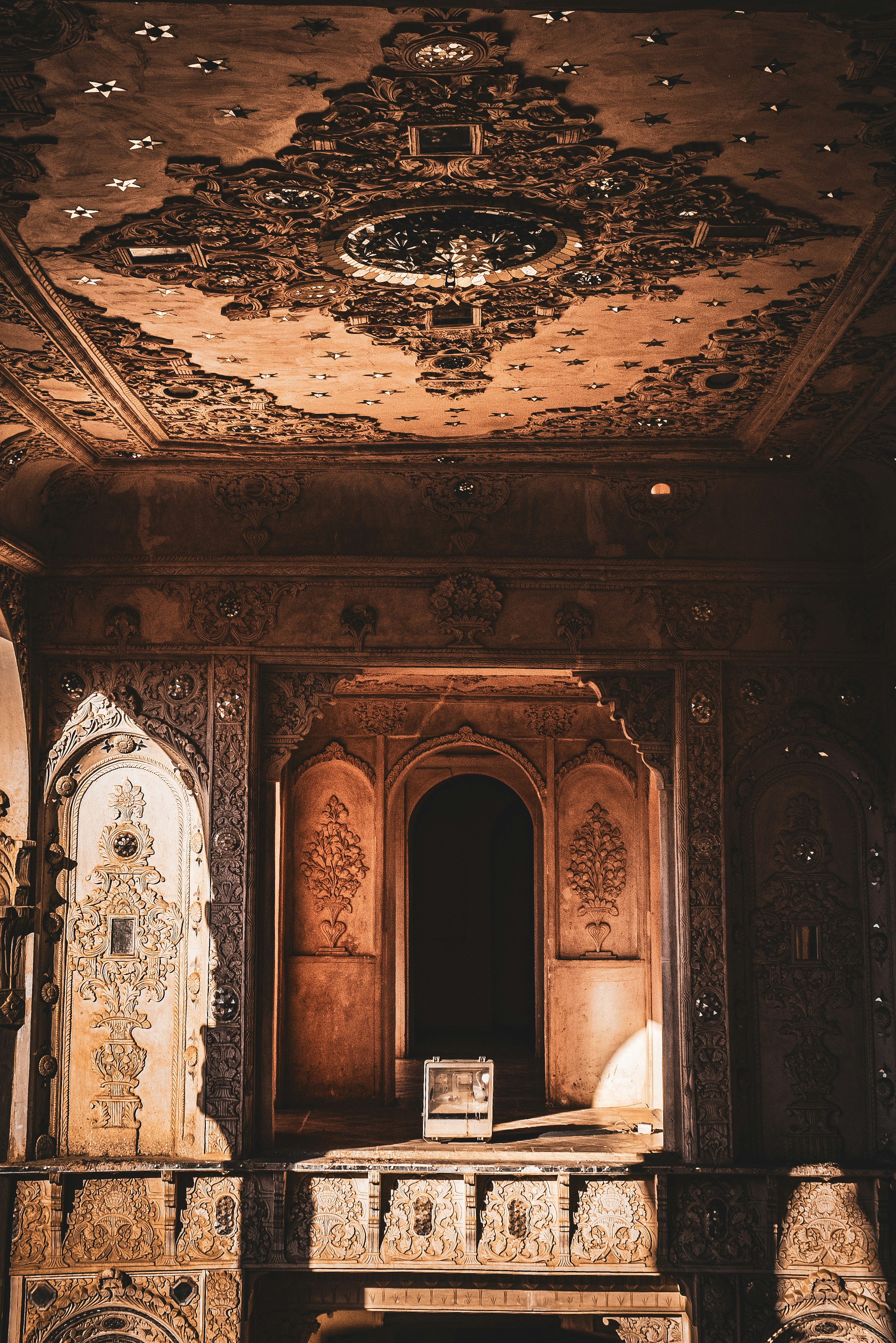 una habitación con chimenea y techo decorativo