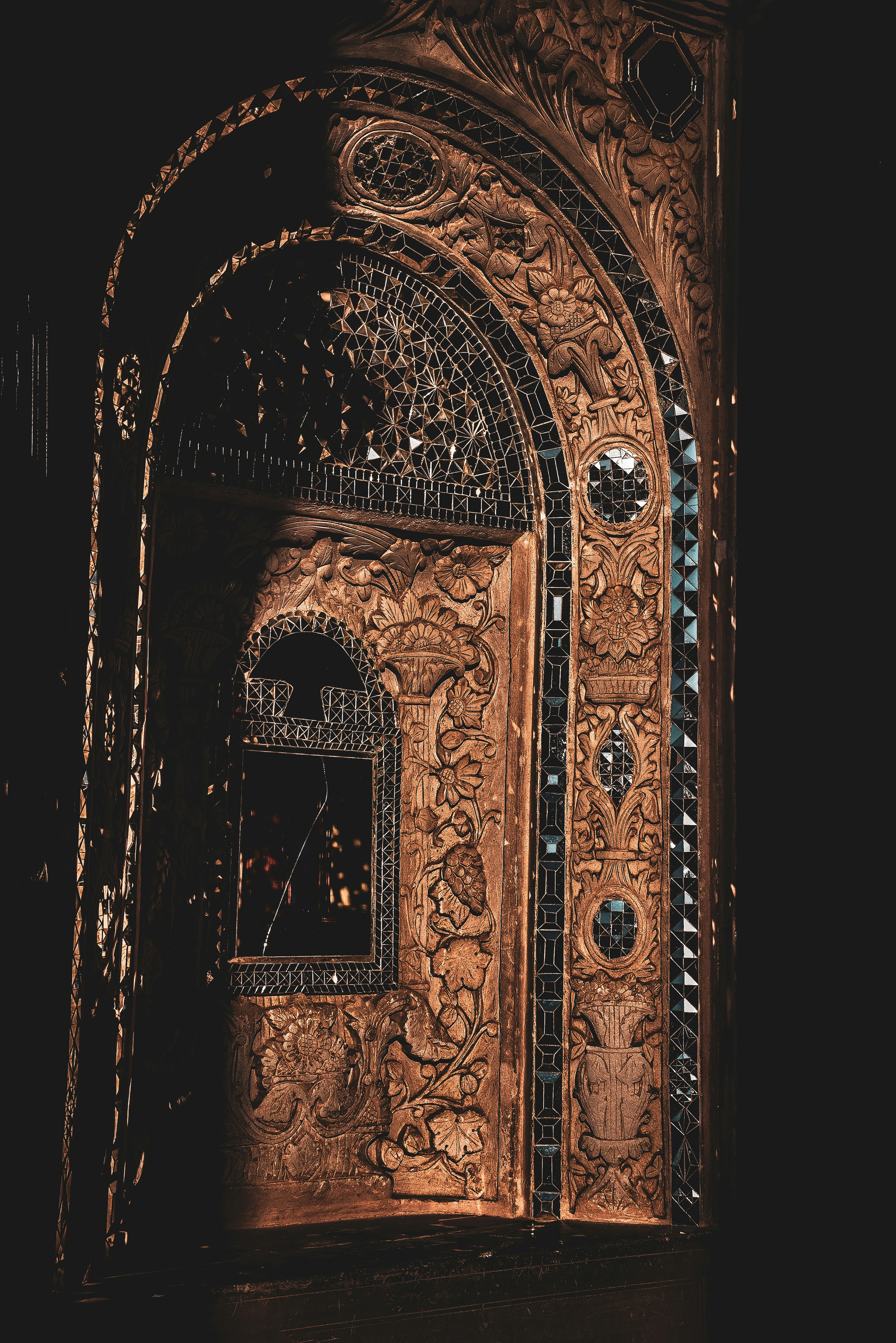 una puerta de madera con intrincadas tallas