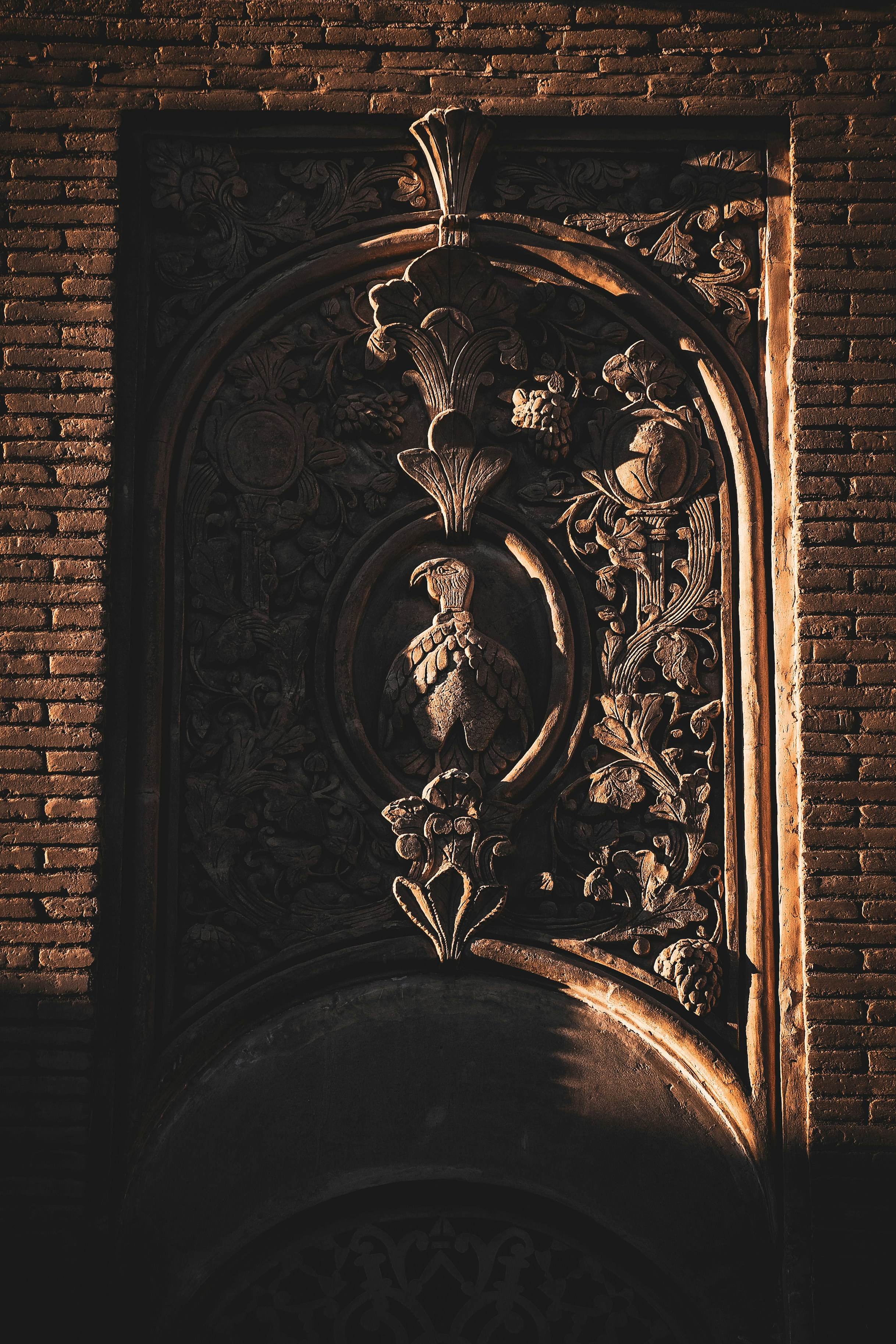 una talla ornamentada en el costado de un edificio