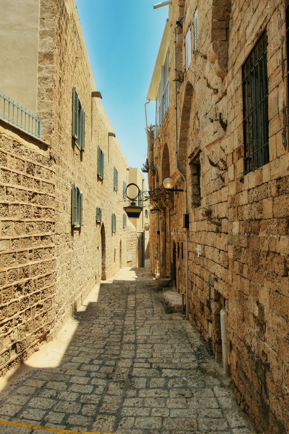 une rue pavée étroite bordée de bâtiments en pierre