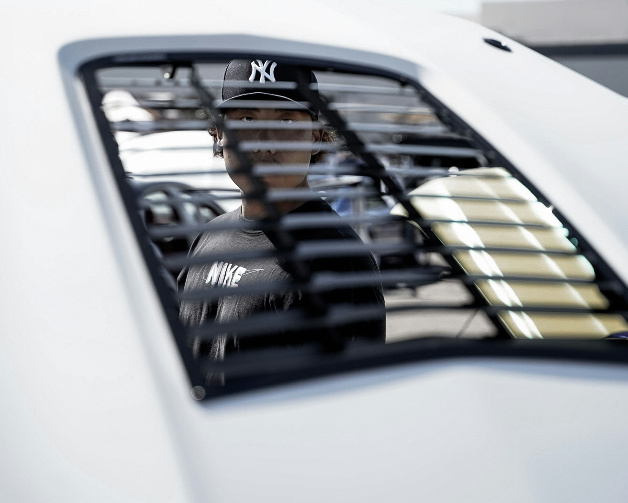 un uomo seduto in un'auto che guarda fuori dal finestrino