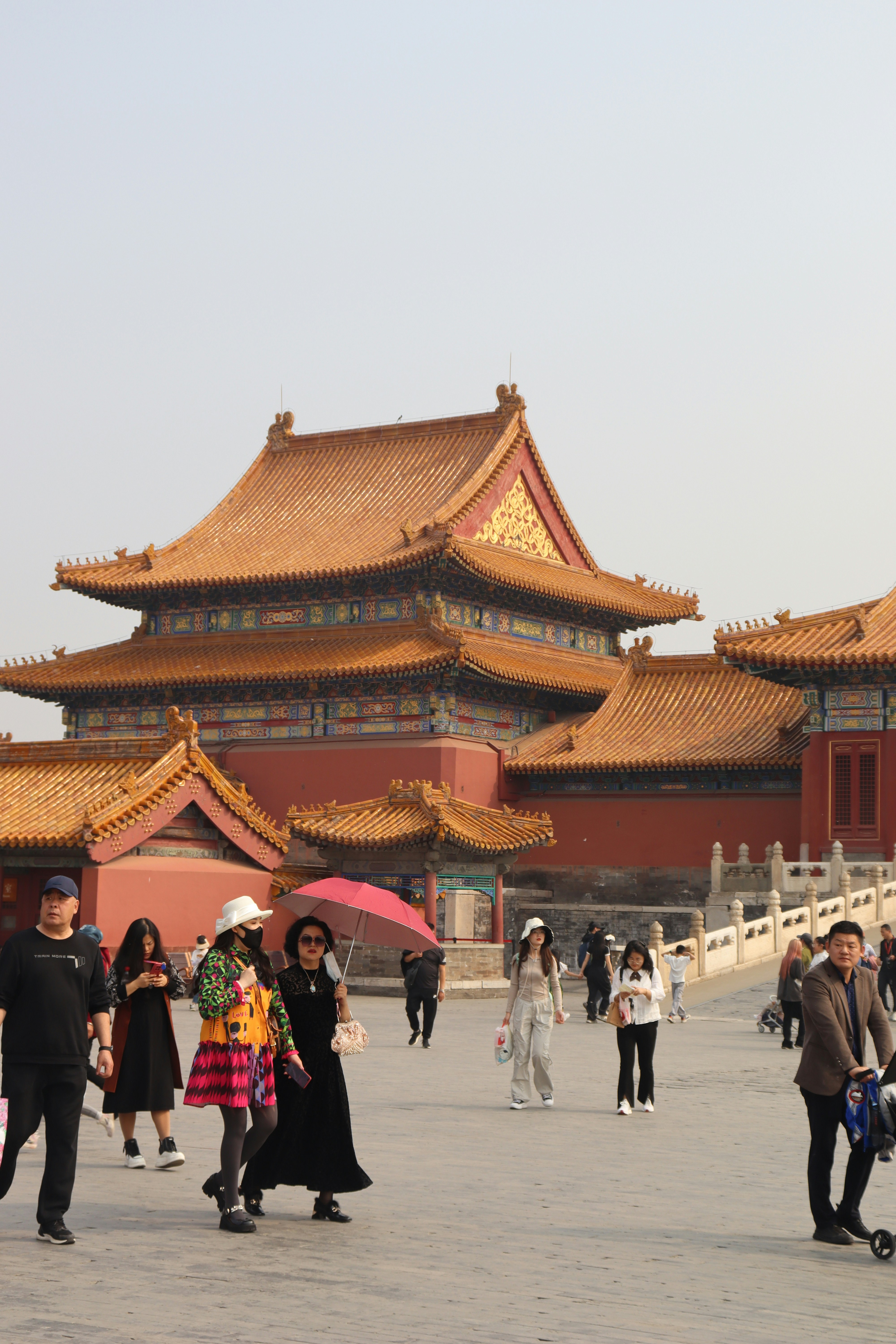 eine Gruppe von Menschen, die vor einem Gebäude gehen