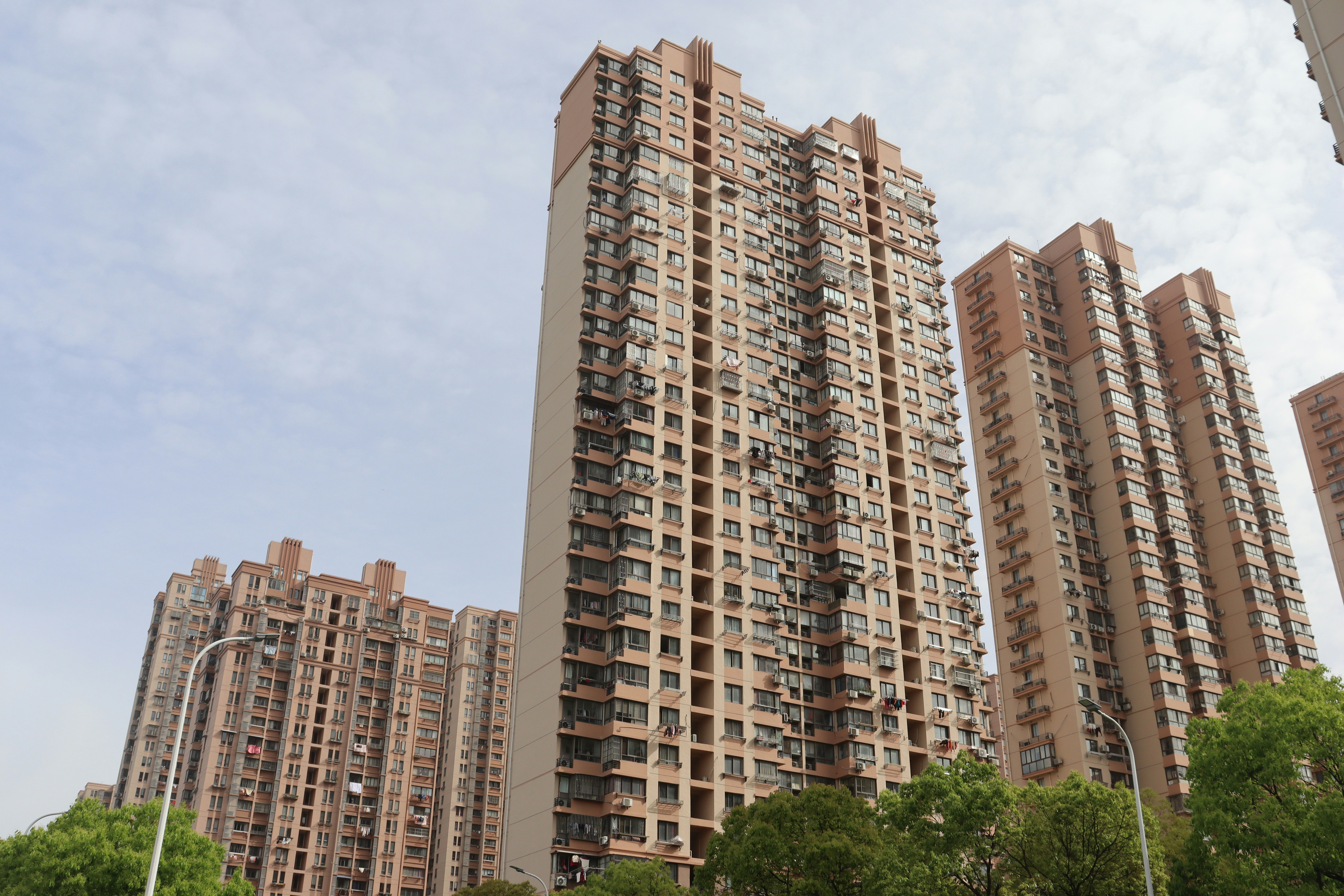 eine Gruppe hoher Gebäude, die nebeneinander stehen