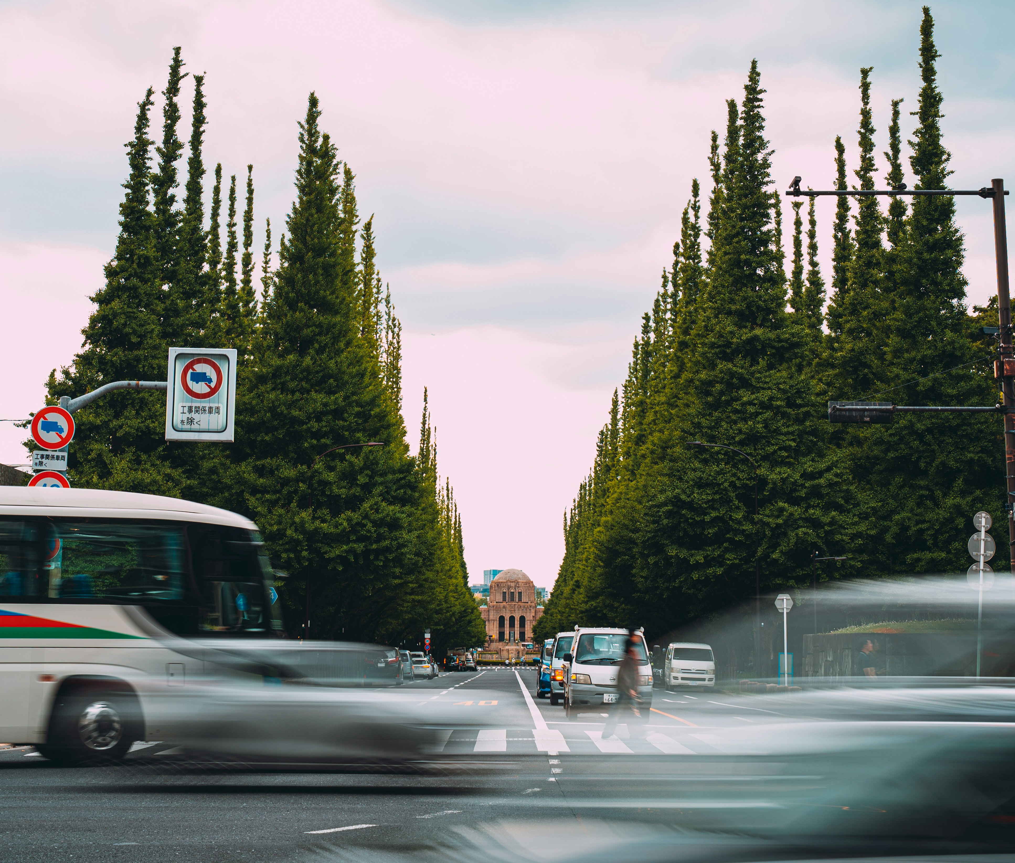 Eine Stadtstraße voller Verkehr