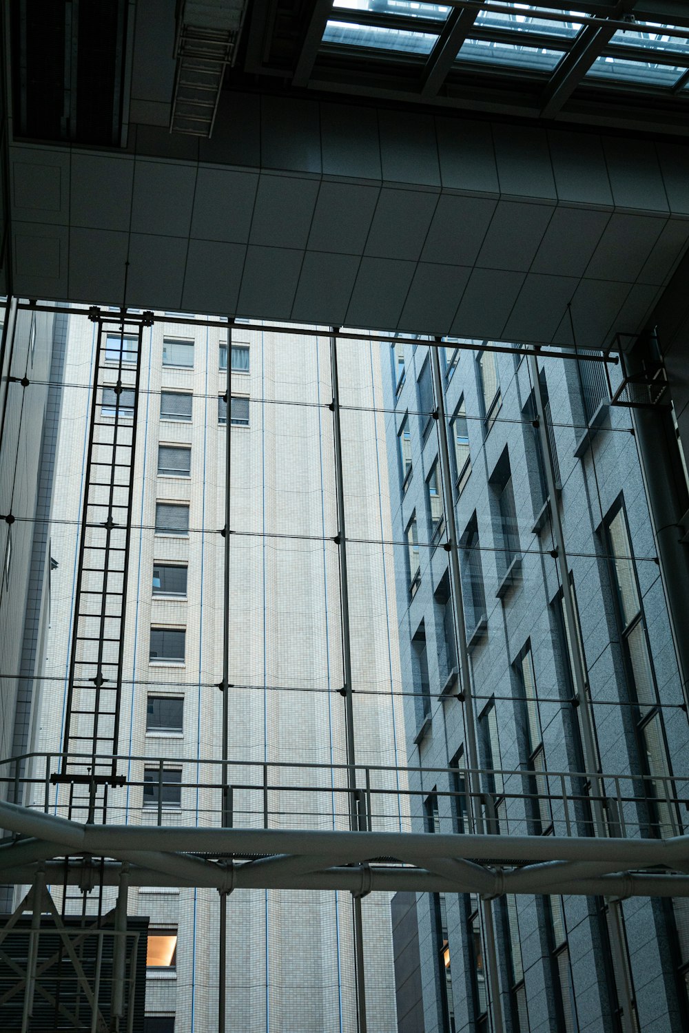 uma vista de um edifício através de uma janela de vidro