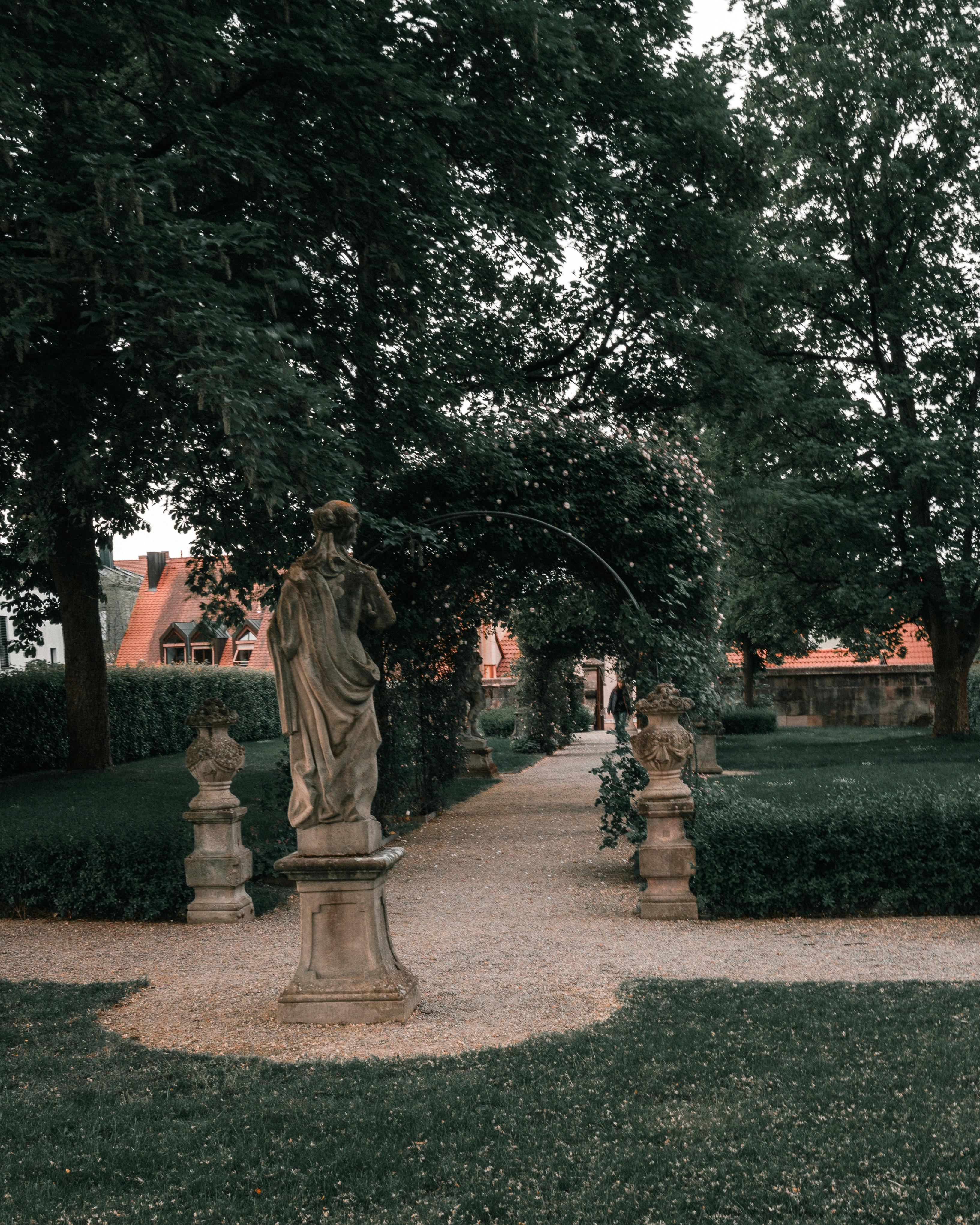 a statue in the middle of a garden