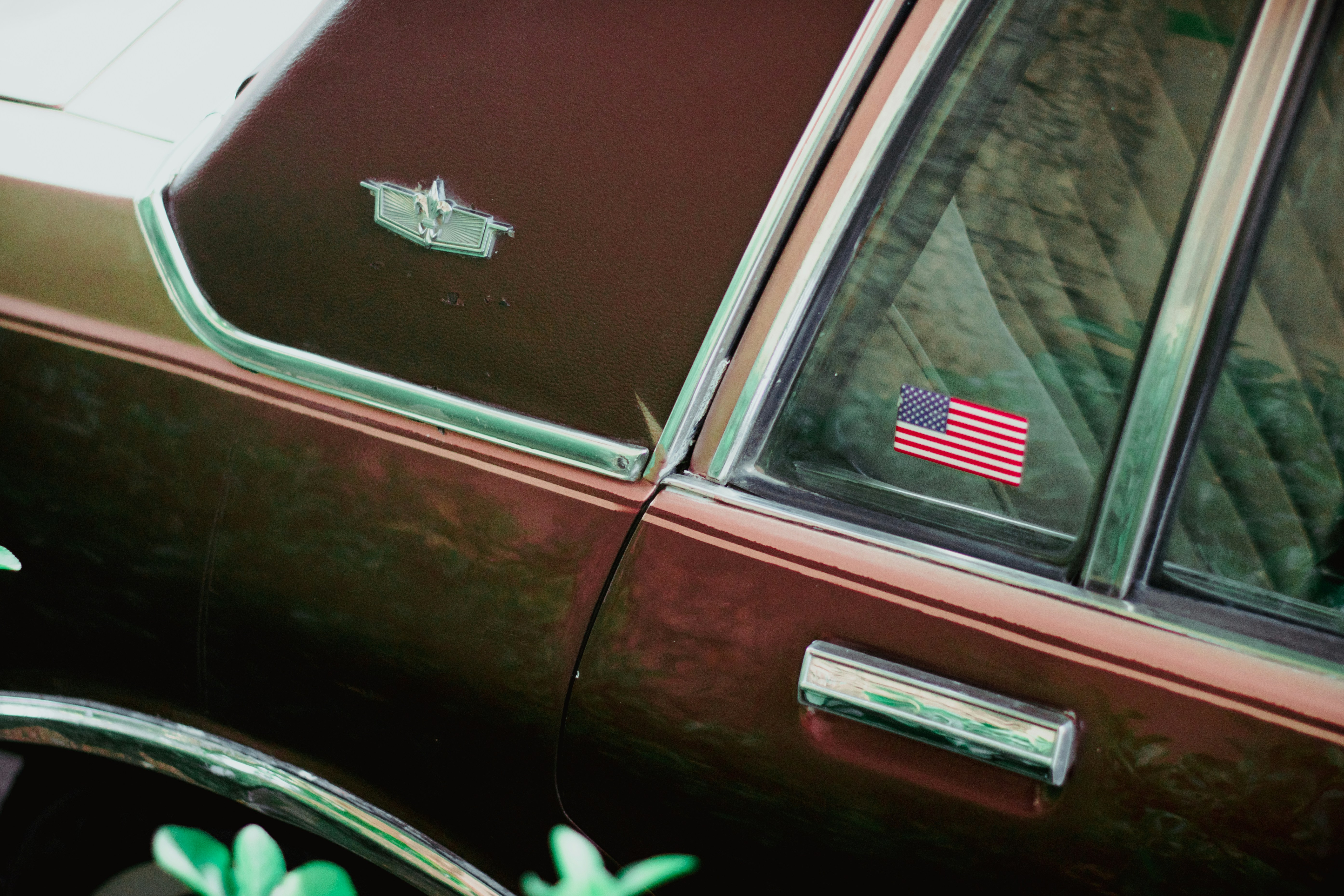 Un autocollant du drapeau américain sur le côté d’une voiture