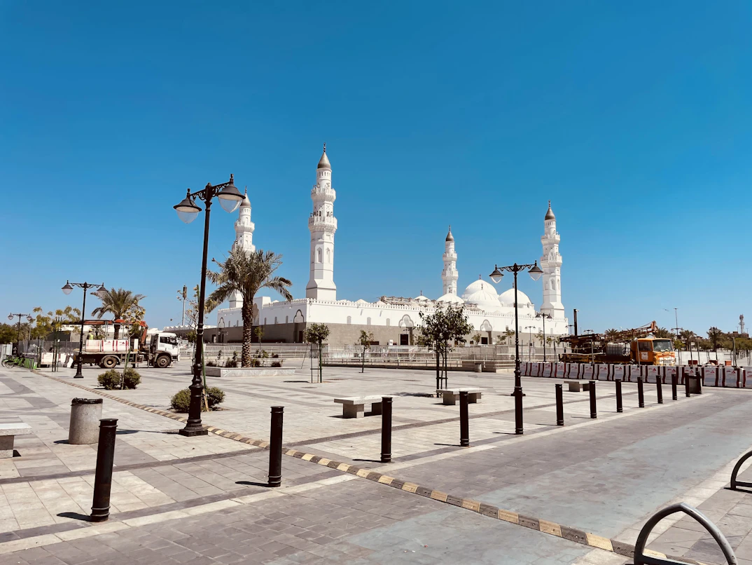 Masjid Quba di Madinah dengan arsitektur megah dan halaman luas, masjid pertama dalam sejarah Islam