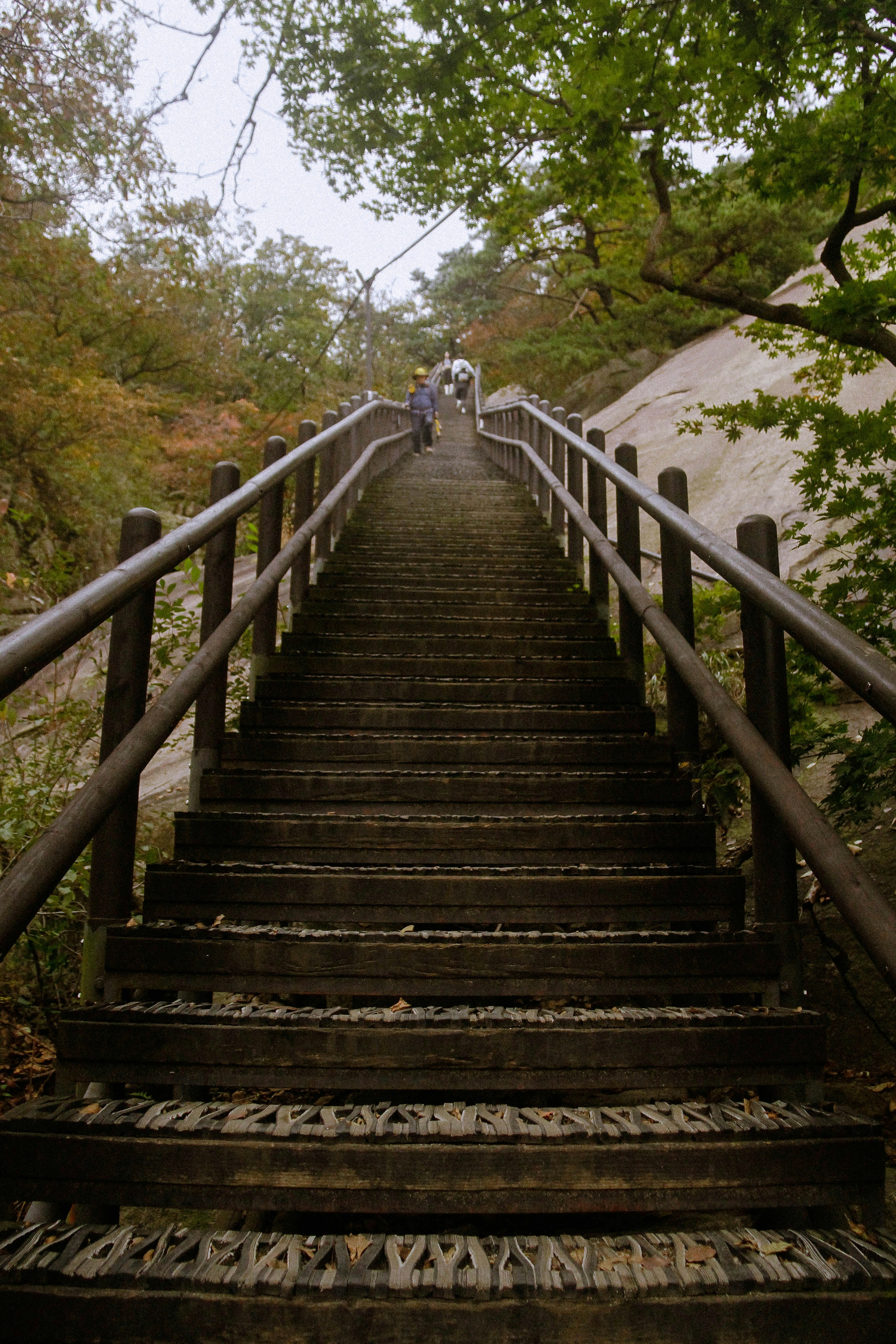 una persona che sale una rampa di scale