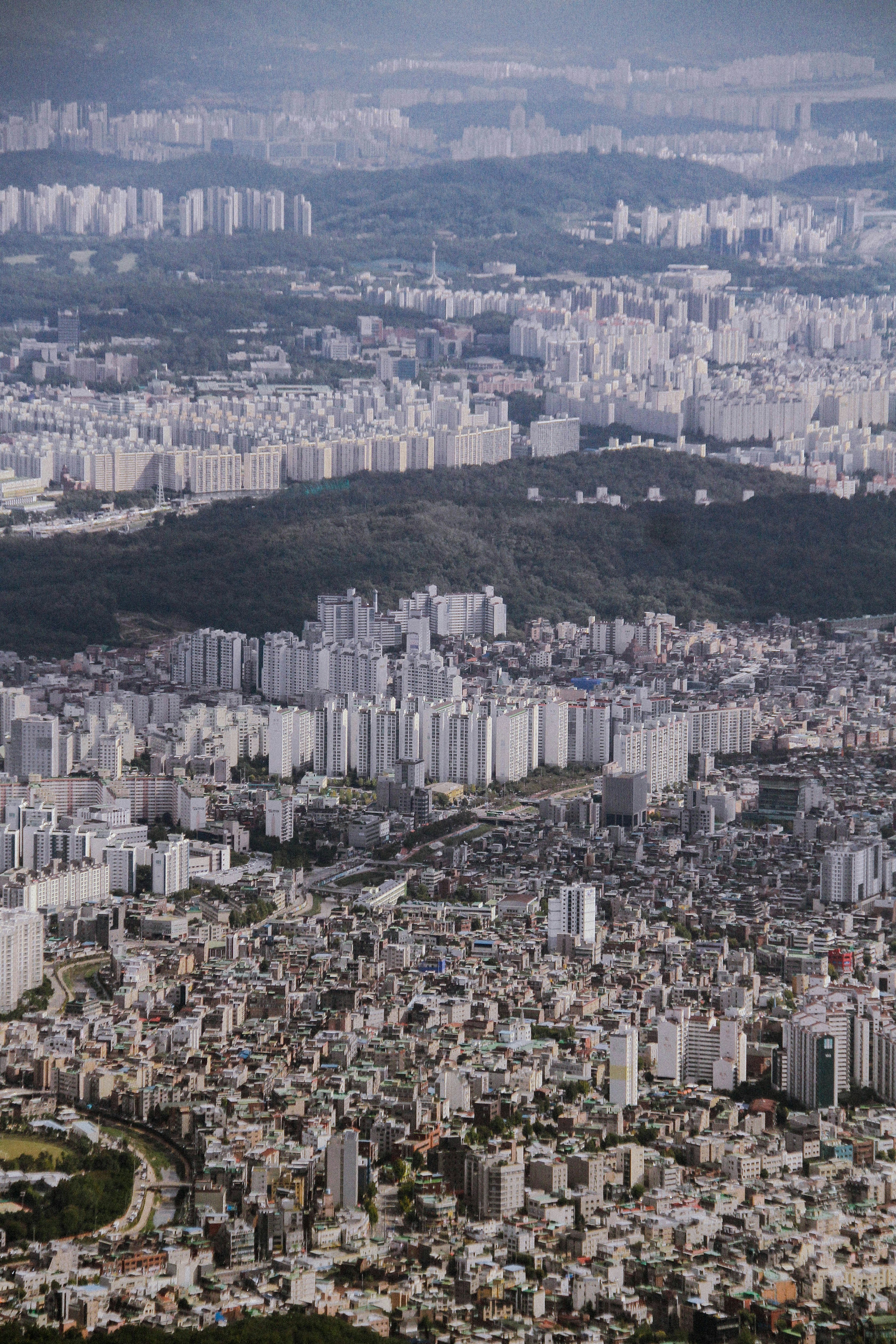 Una veduta aerea di una città con alti edifici