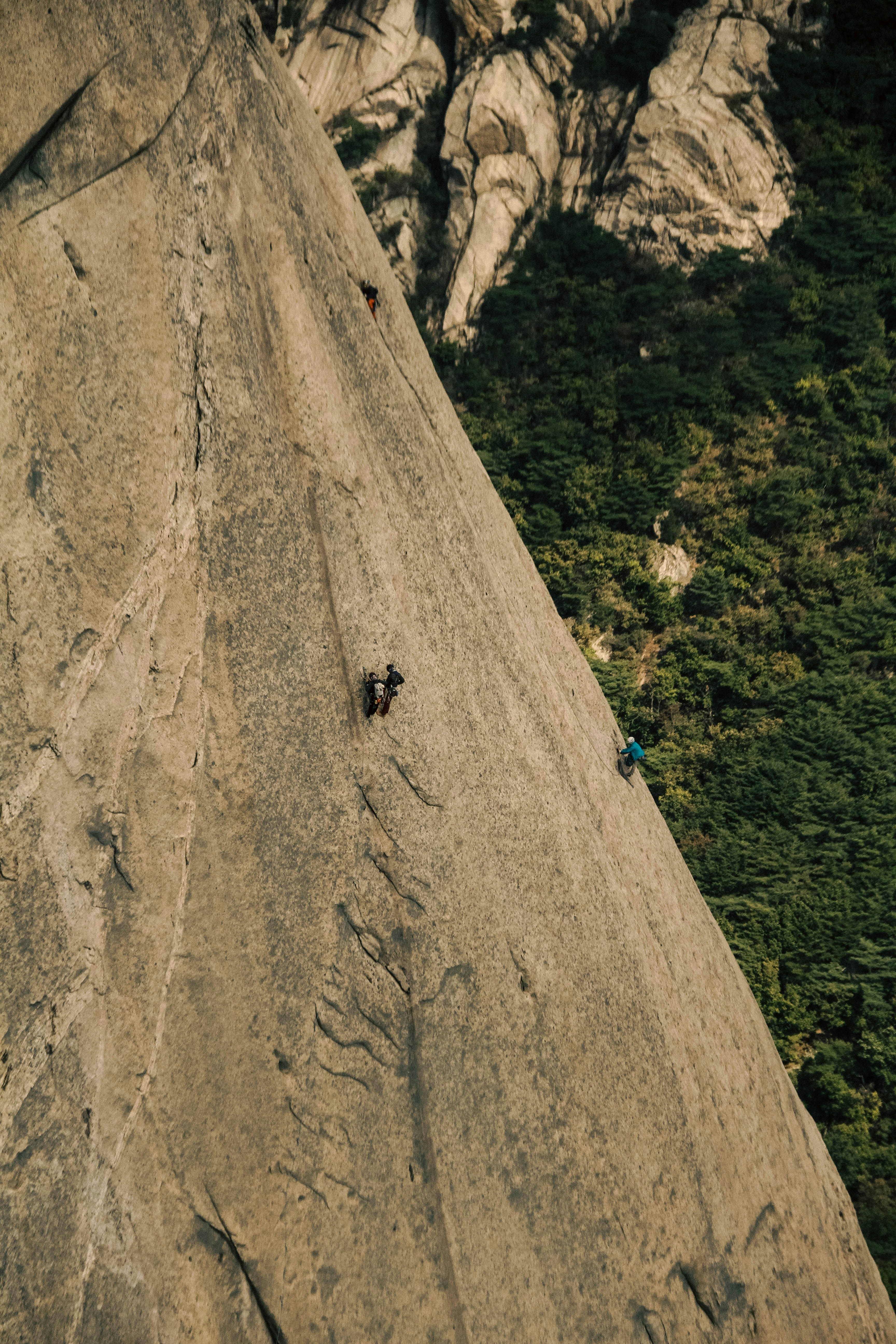 un uomo che si arrampica sul fianco di una montagna
