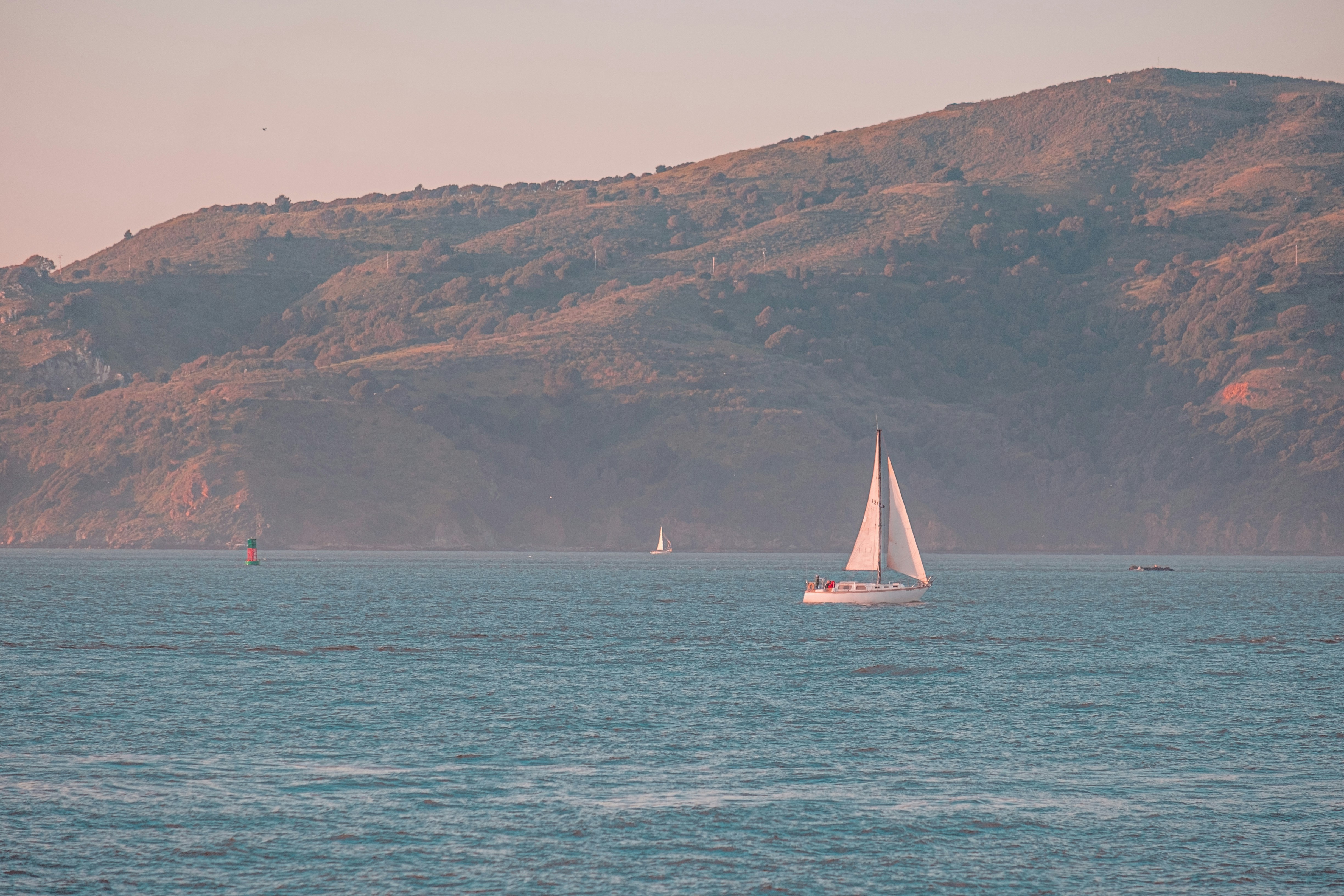 A sailboat in the middle of a large body of water photo – Free Sea ...