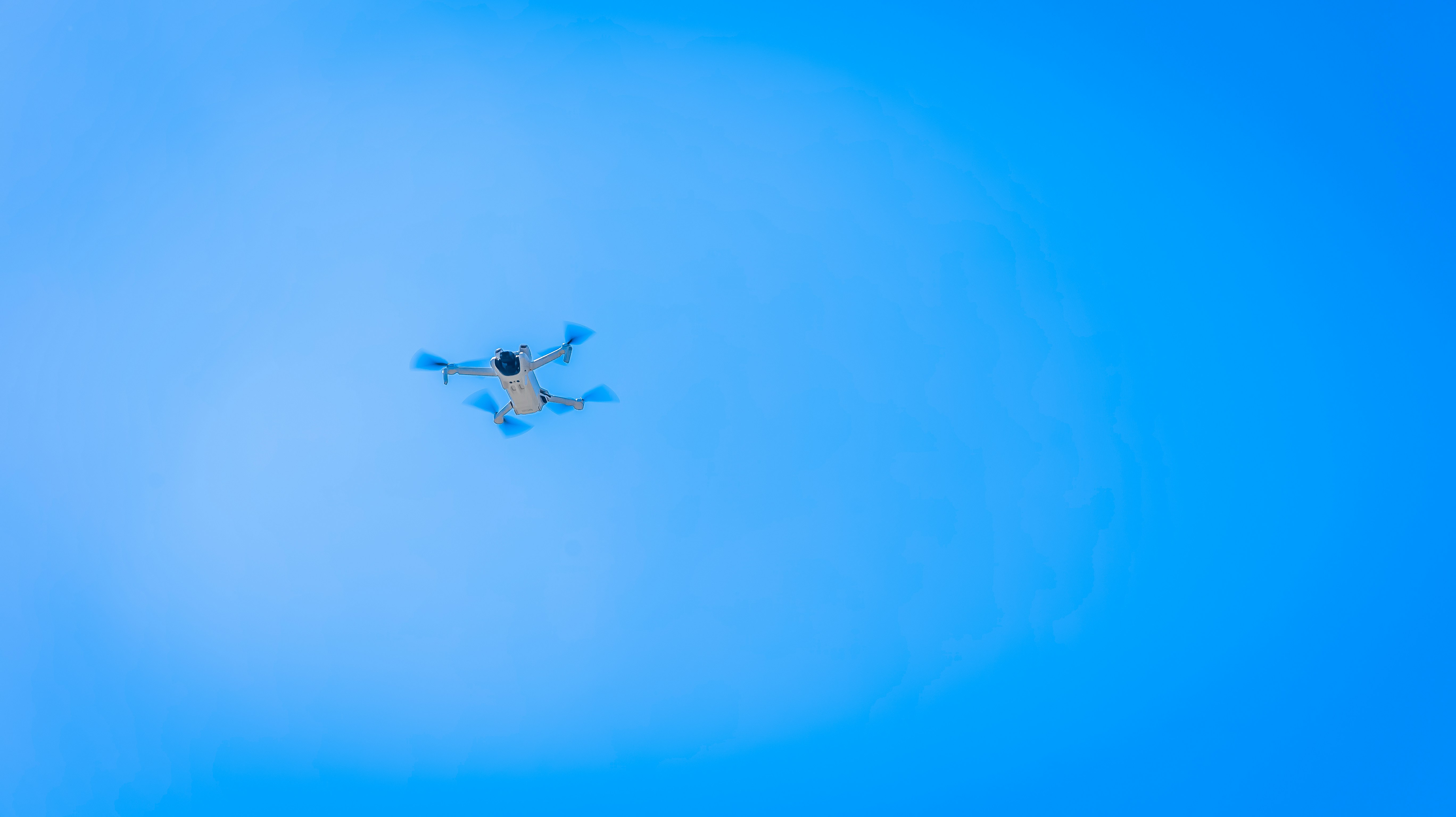 푸른 하늘을 나는 작은 비행기