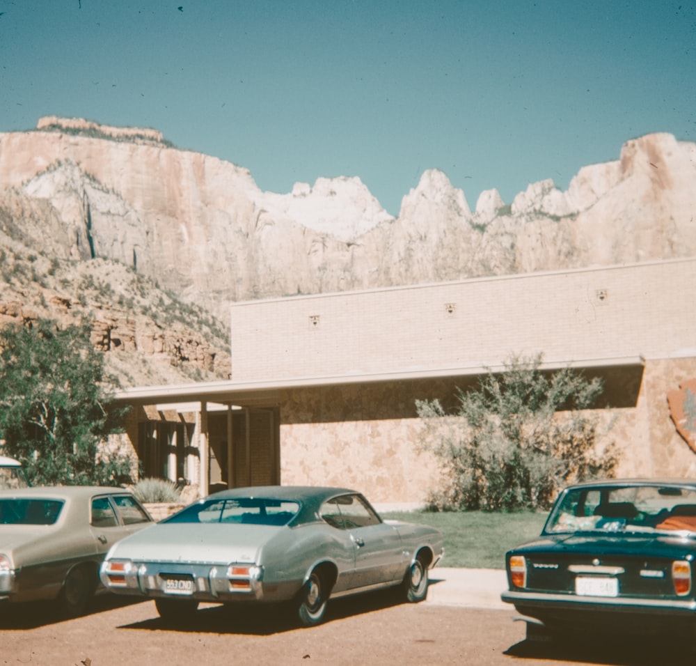 a group of cars parked in front of a building