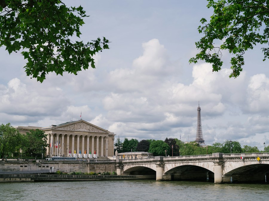 Le Palais Bourbon, siège de l’Assemblée nationale, au bord de la Seine avec la tour Eiffel à l’arrière-plan (photo d’illustration)