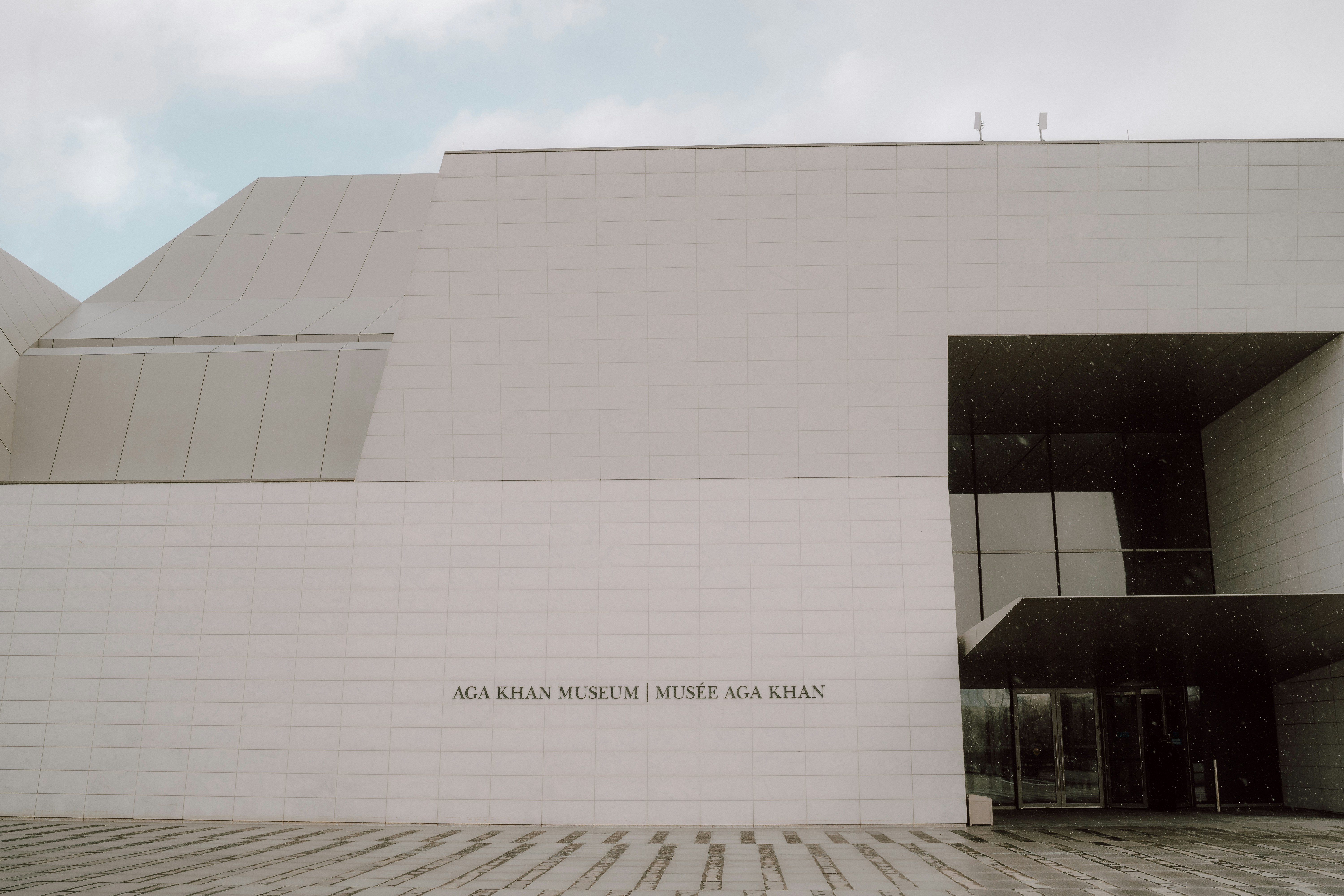 um grande edifício branco com uma placa ao lado dele