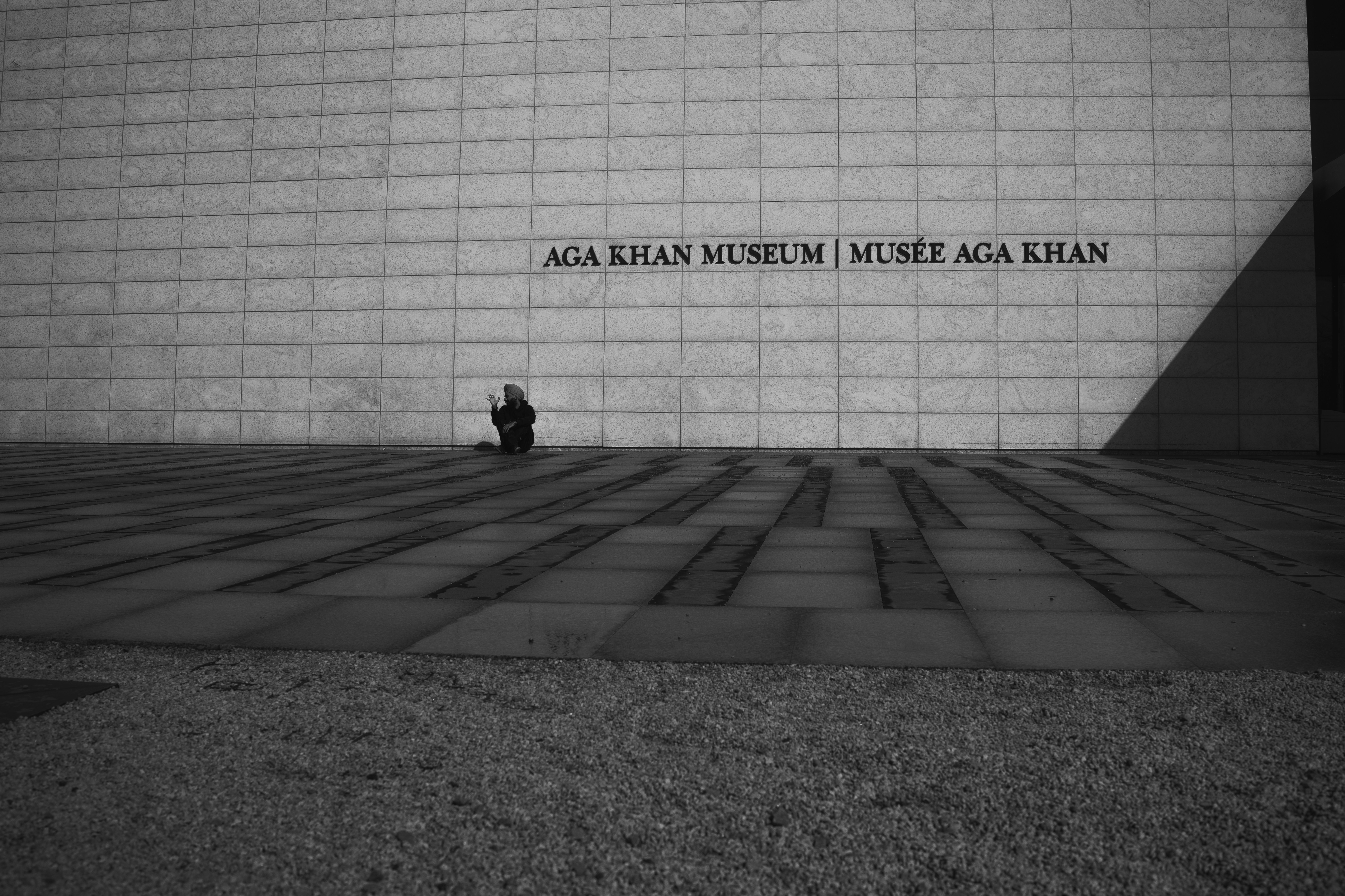 uma foto em preto e branco de um edifício