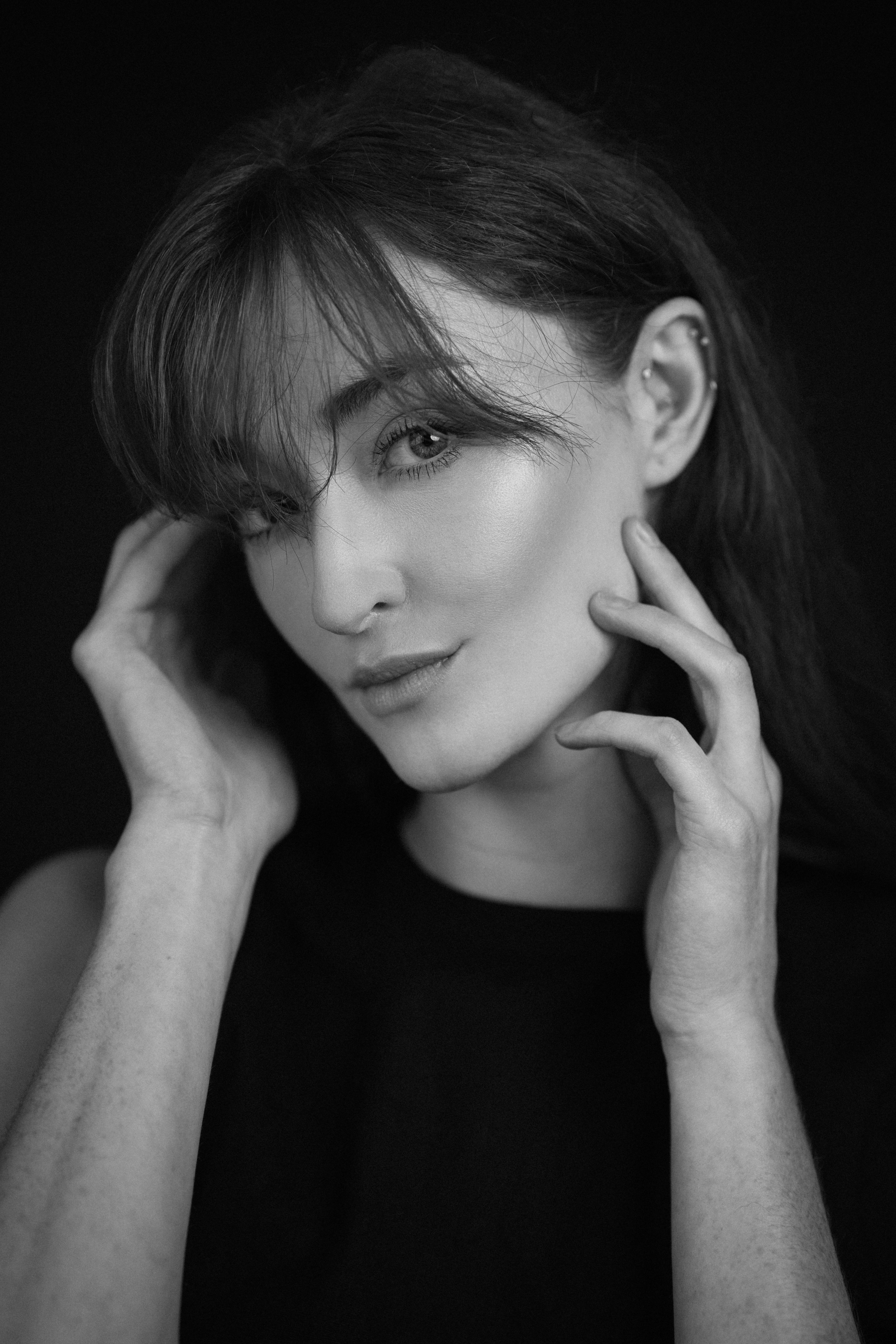 una foto in bianco e nero di una donna